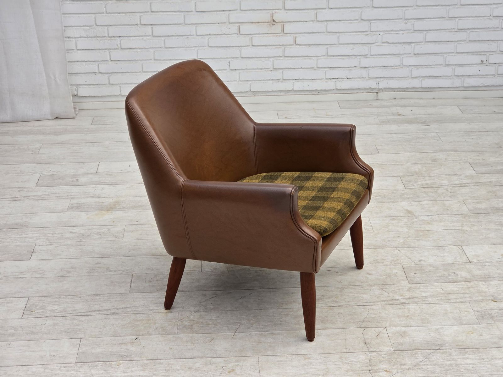 Deense fauteuil, jaren 1970. Kunstleer, teakhouten poten. photo for sale