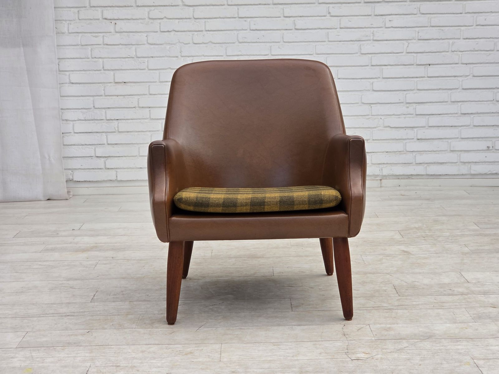 Deense fauteuil, jaren 1970. Kunstleer, teakhouten poten. photo vintage