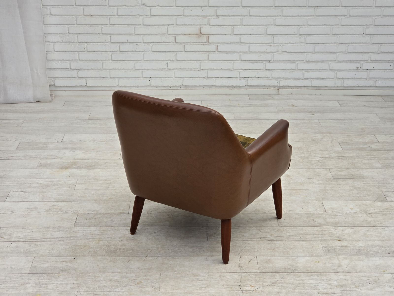 Meubels Deense fauteuil, jaren 1970. Kunstleer, teakhouten poten. photo