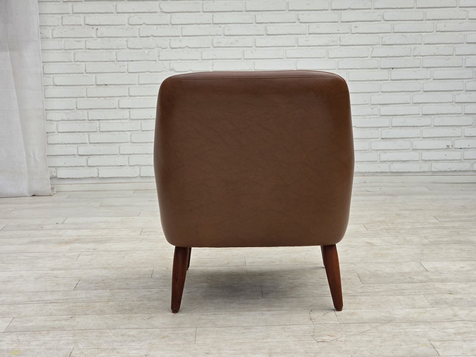 750.0 Deense fauteuil, jaren 1970. Kunstleer, teakhouten poten. photo