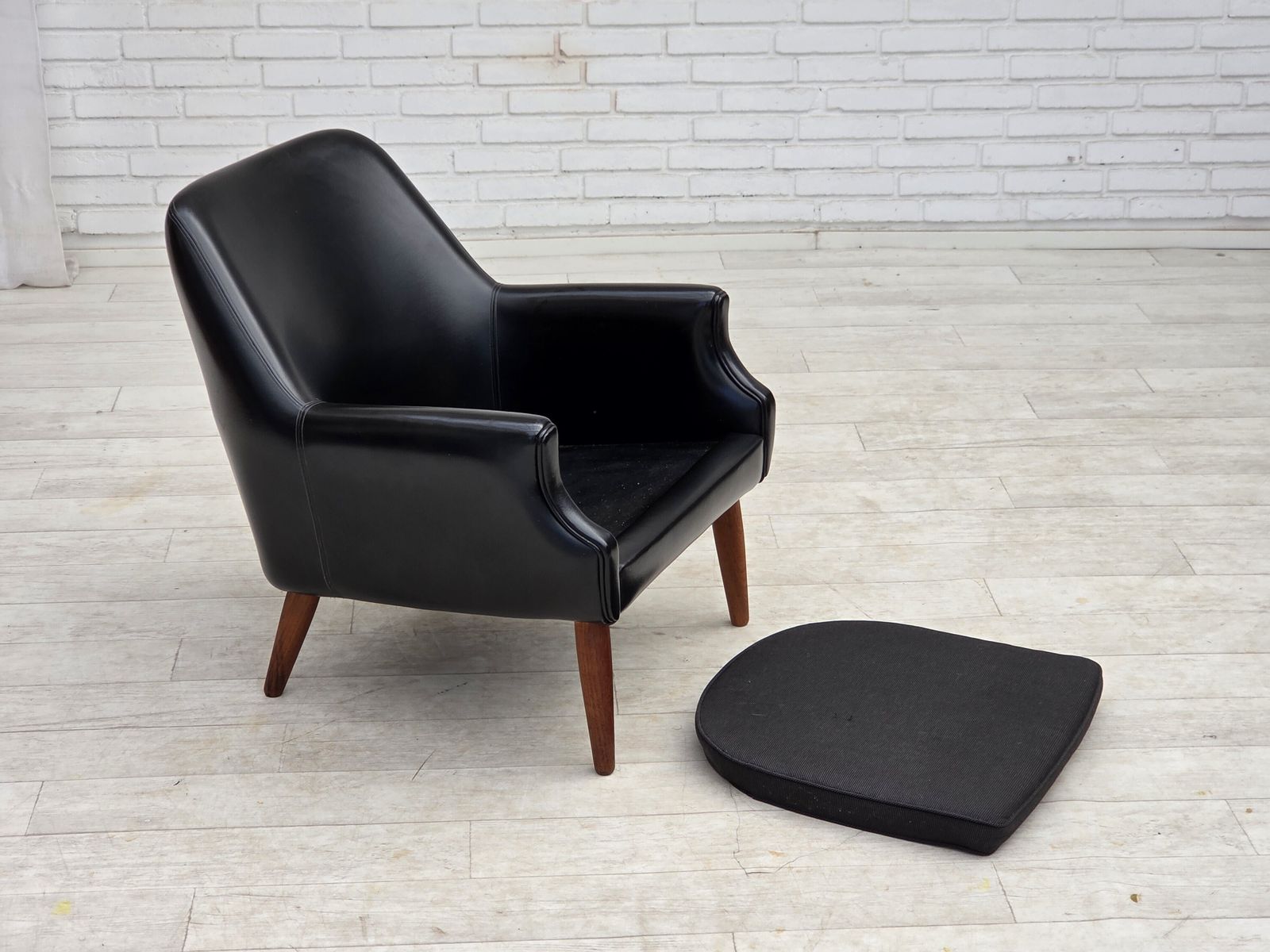 Jaren 1970, Deense fauteuil, kunstleer, teakhouten poten. photo buy