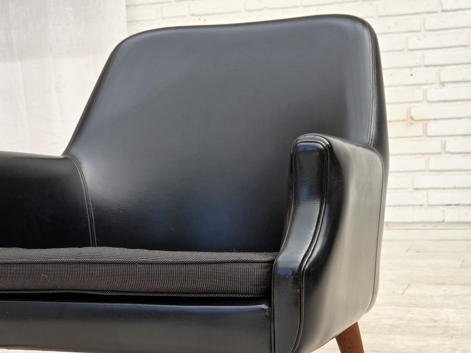 Meubels Jaren 1970, Deense fauteuil, kunstleer, teakhouten poten. photo