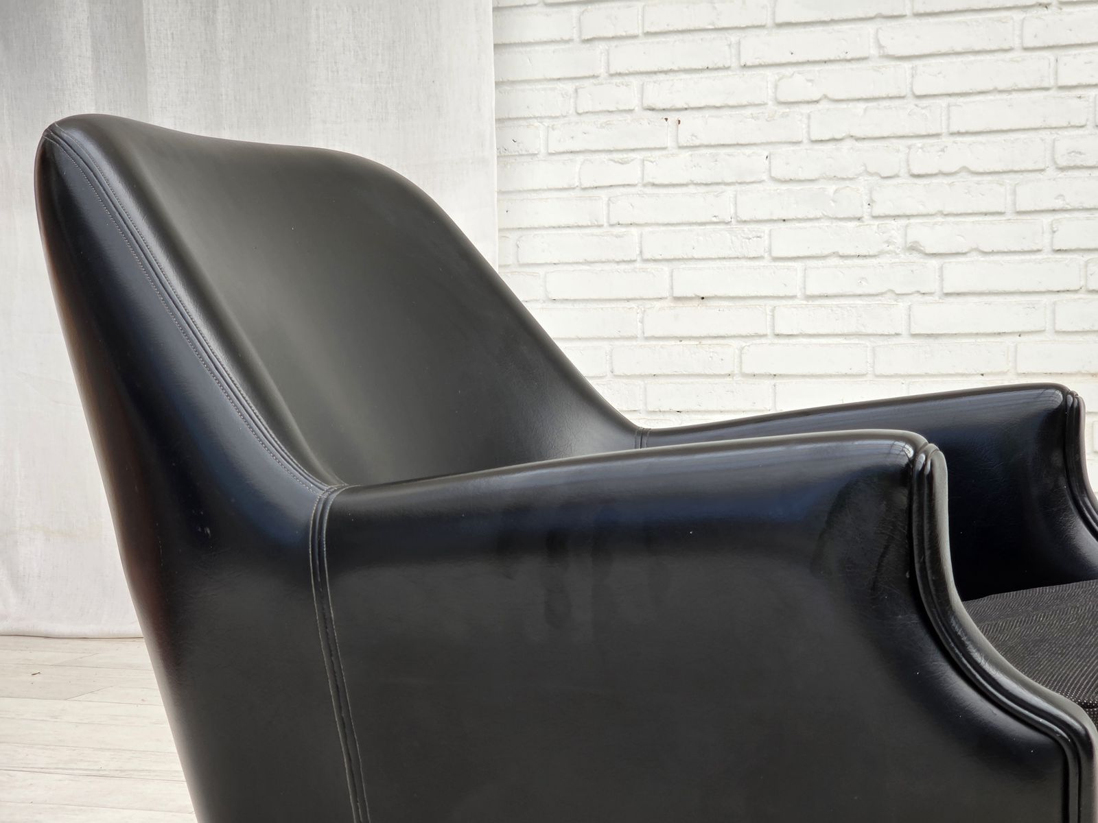 photo buy Jaren 1970, Deense fauteuil, kunstleer, teakhouten poten.