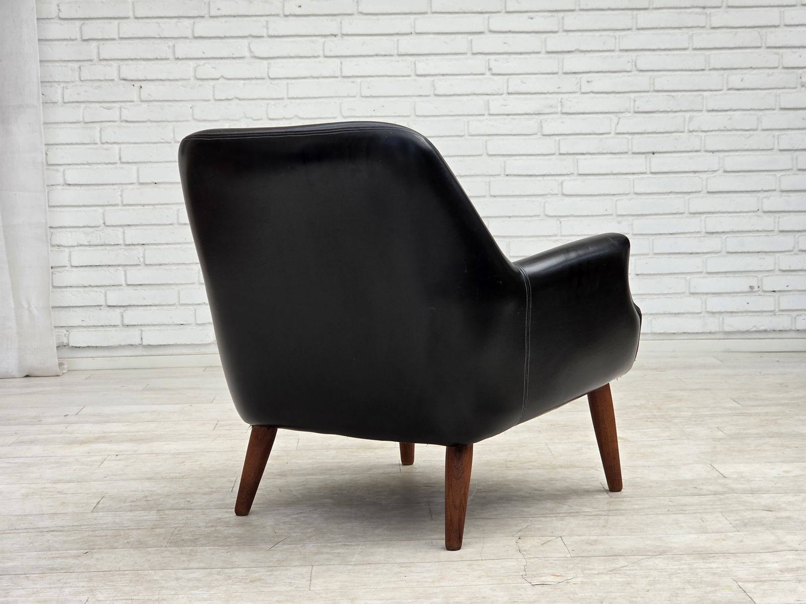 photo vintage Jaren 1970, Deense fauteuil, kunstleer, teakhouten poten.
