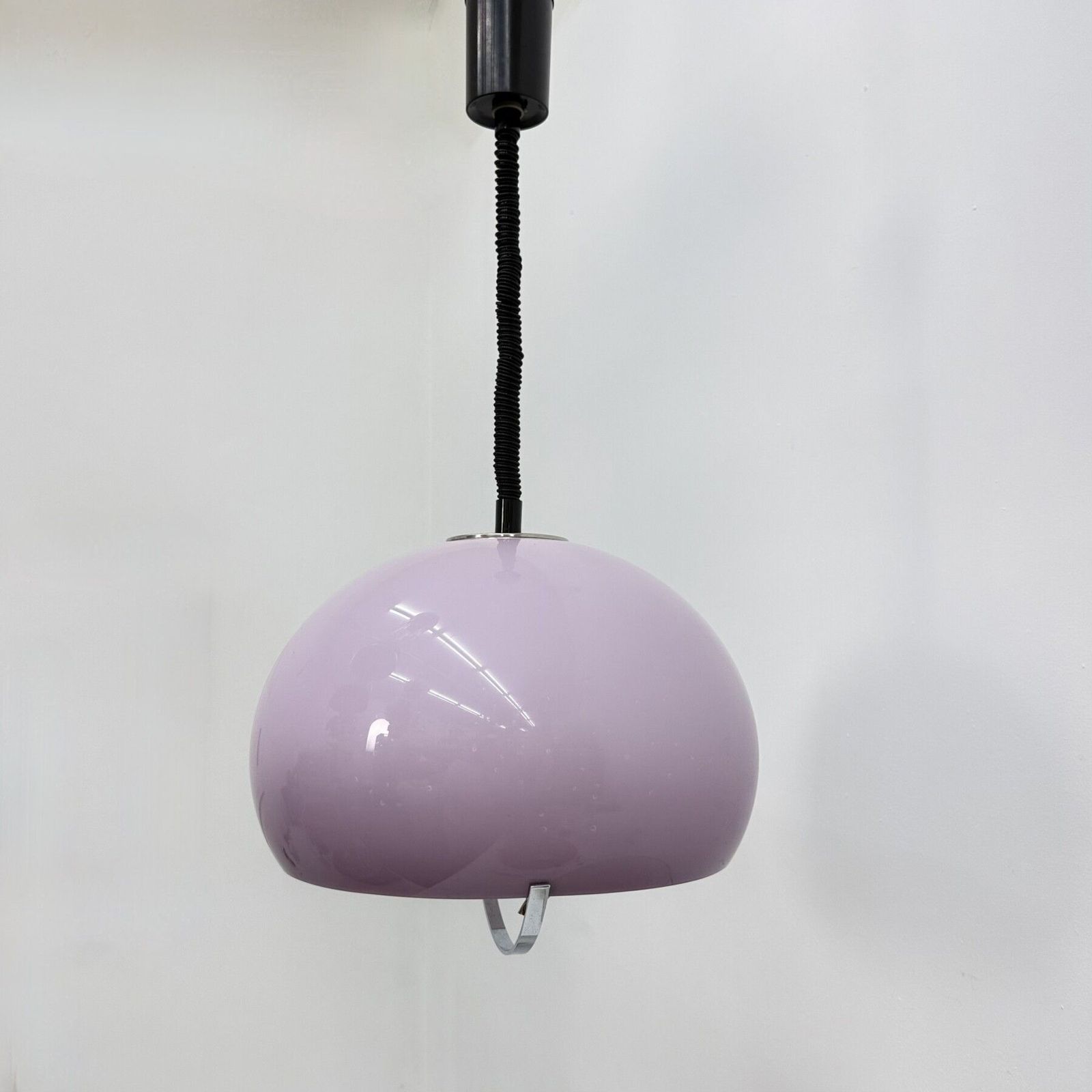 photo vinterior Mid-Century hanglamp van paars kunststof, Harvey Guzzini voor Meblo, jaren 1970