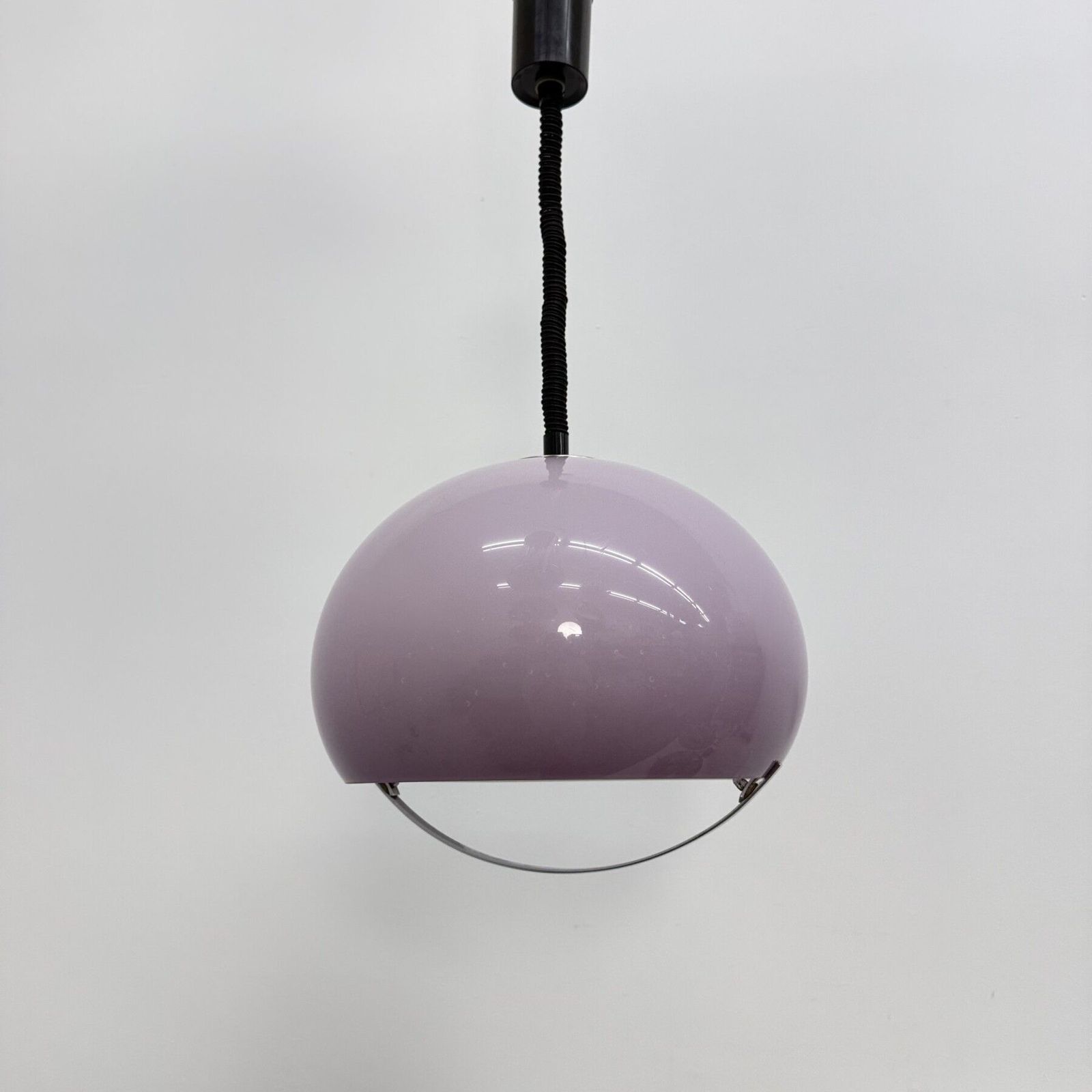 photo vintage Mid-Century hanglamp van paars kunststof, Harvey Guzzini voor Meblo, jaren 1970
