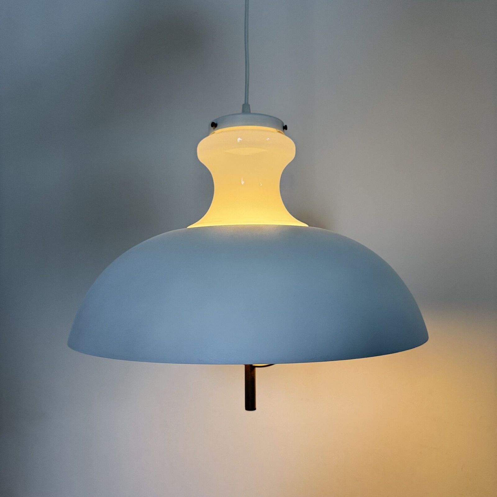 Vintage glazen hanglamp met metalen kap, minimalistisch design, jaren 1970 photo Verlichting