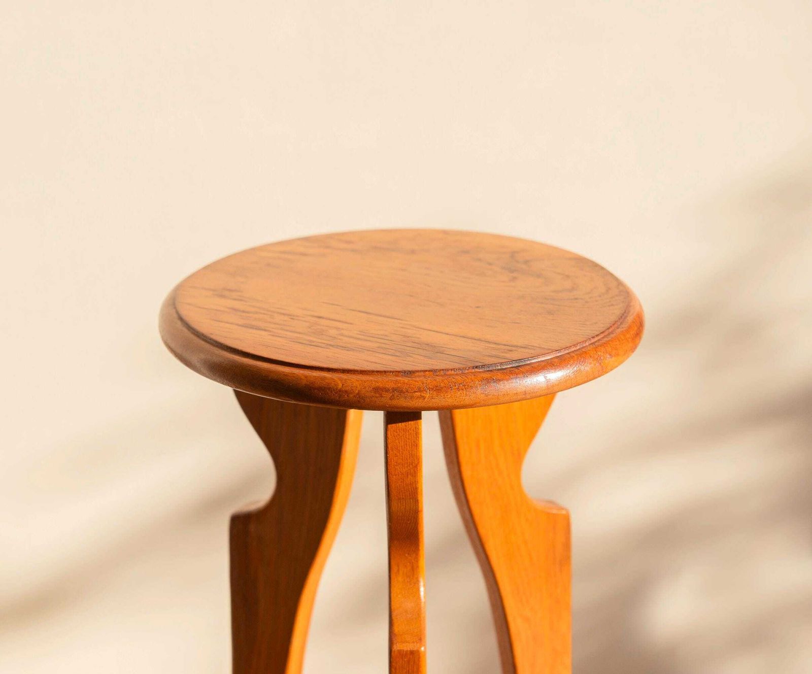 Vintage Art Deco plantentafel   Ronde houten étagère   Twee niveaus   Gebogen houten presentatietafel photo furniture