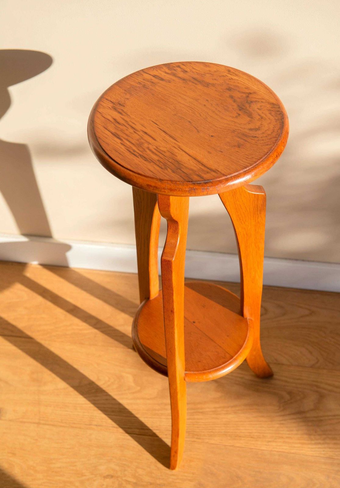 Vintage Art Deco plantentafel   Ronde houten étagère   Twee niveaus   Gebogen houten presentatietafel photo 291.0