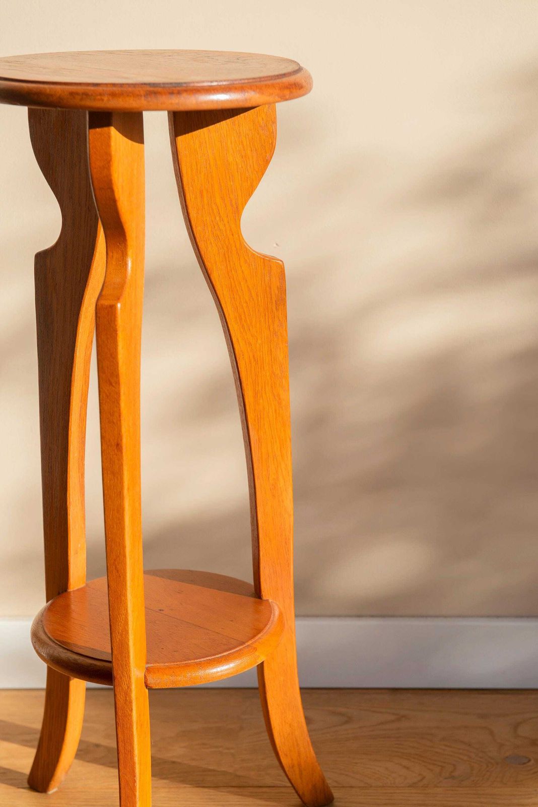 Sellette vintage Art déco en bois   Étagère ronde à deux niveaux   Table d'appoint   Présentoir en bois courbé photo vinterior