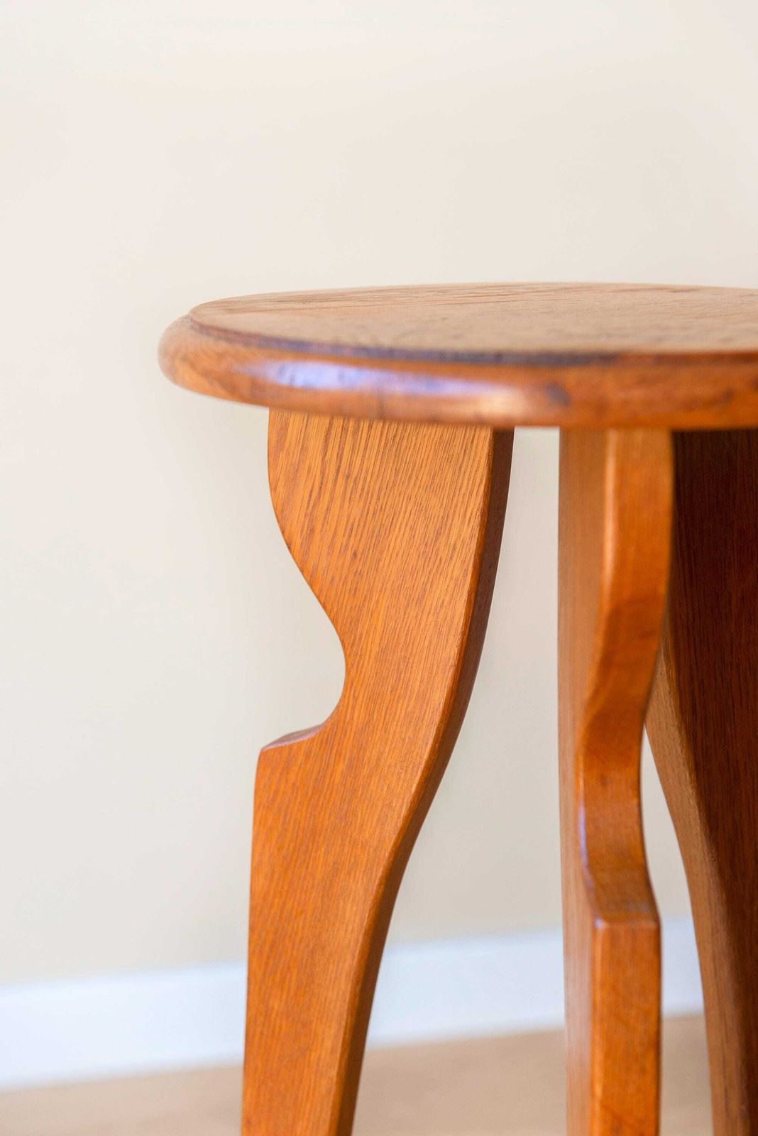 291.0 Vintage Art Deco plantentafel   Ronde houten étagère   Twee niveaus   Gebogen houten presentatietafel photo