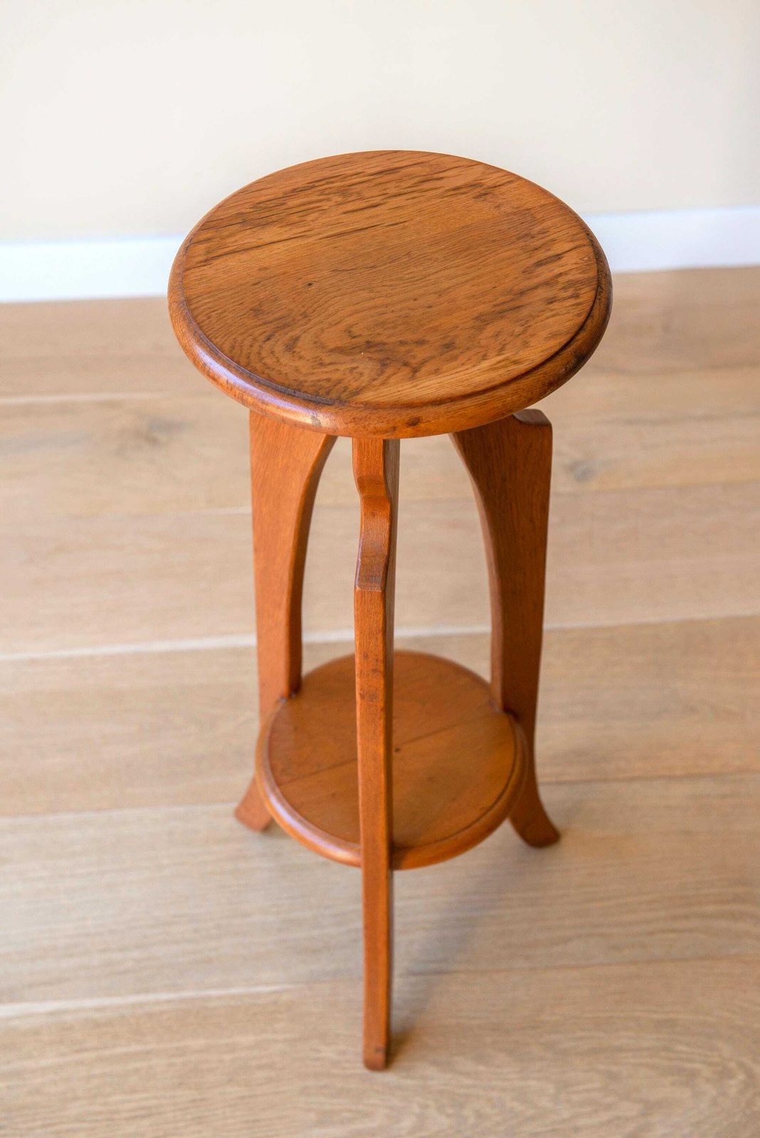 photo buy Vintage Art Deco plantentafel   Ronde houten étagère   Twee niveaus   Gebogen houten presentatietafel