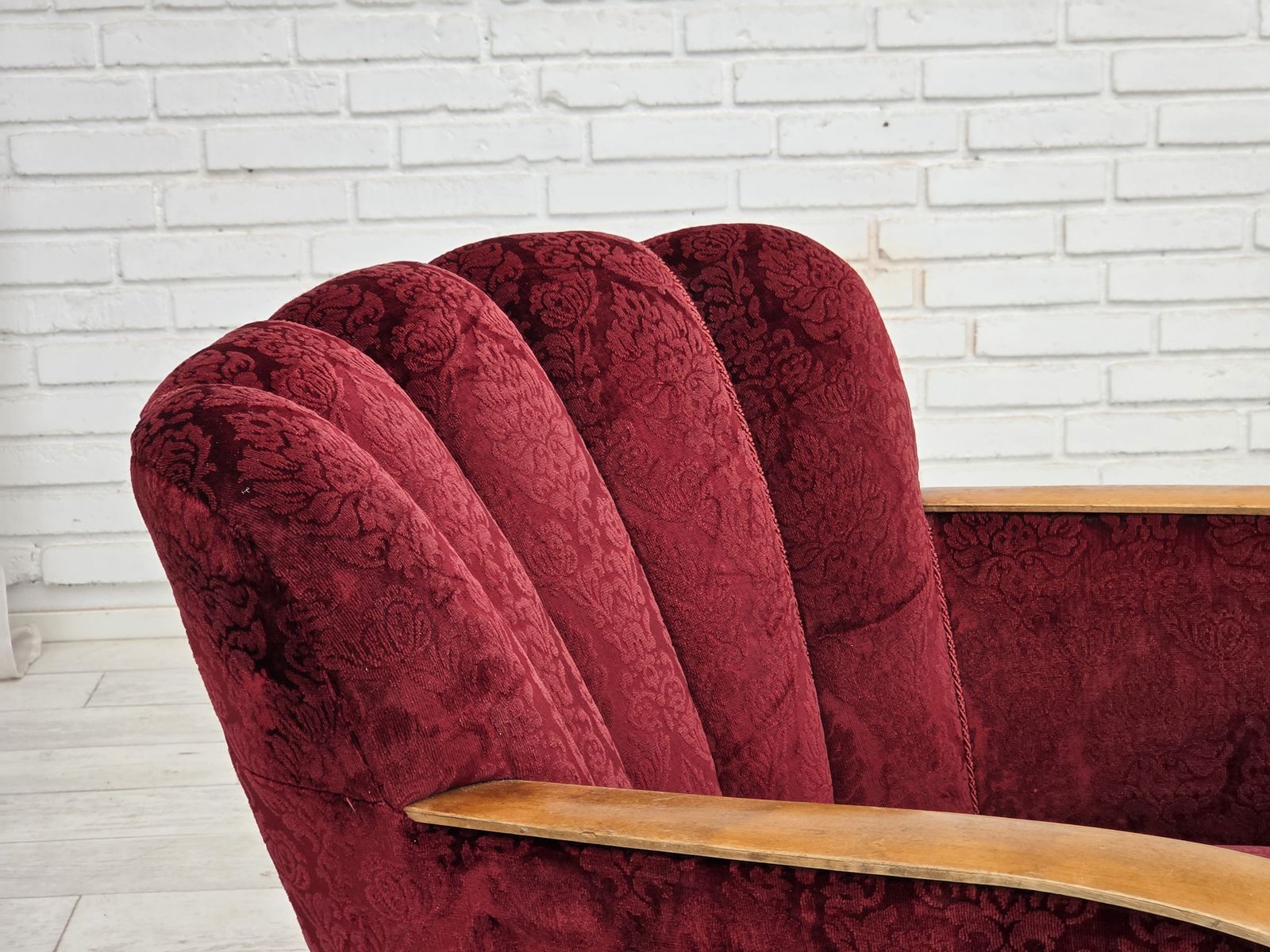 Ca. jaren 1960, Deense fauteuil, kersrood meubelvelours. photo 995.0