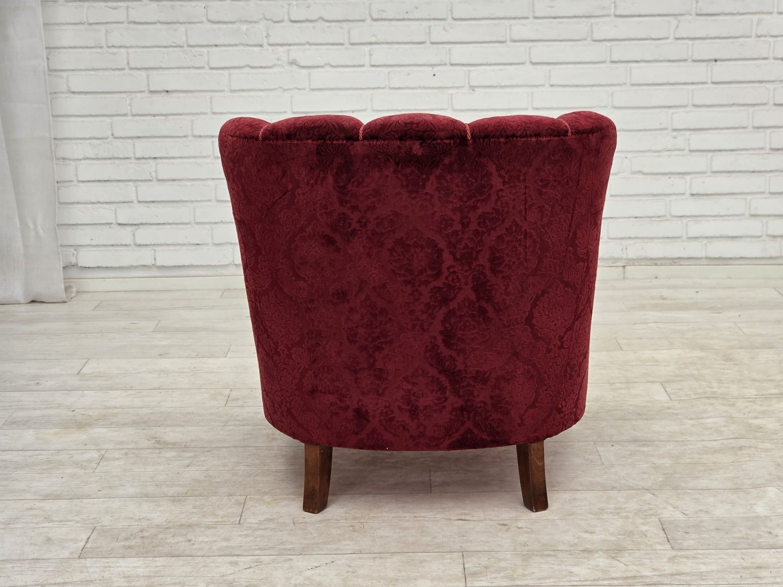 photo vintage Ca. jaren 1960, Deense fauteuil, kersrood meubelvelours.