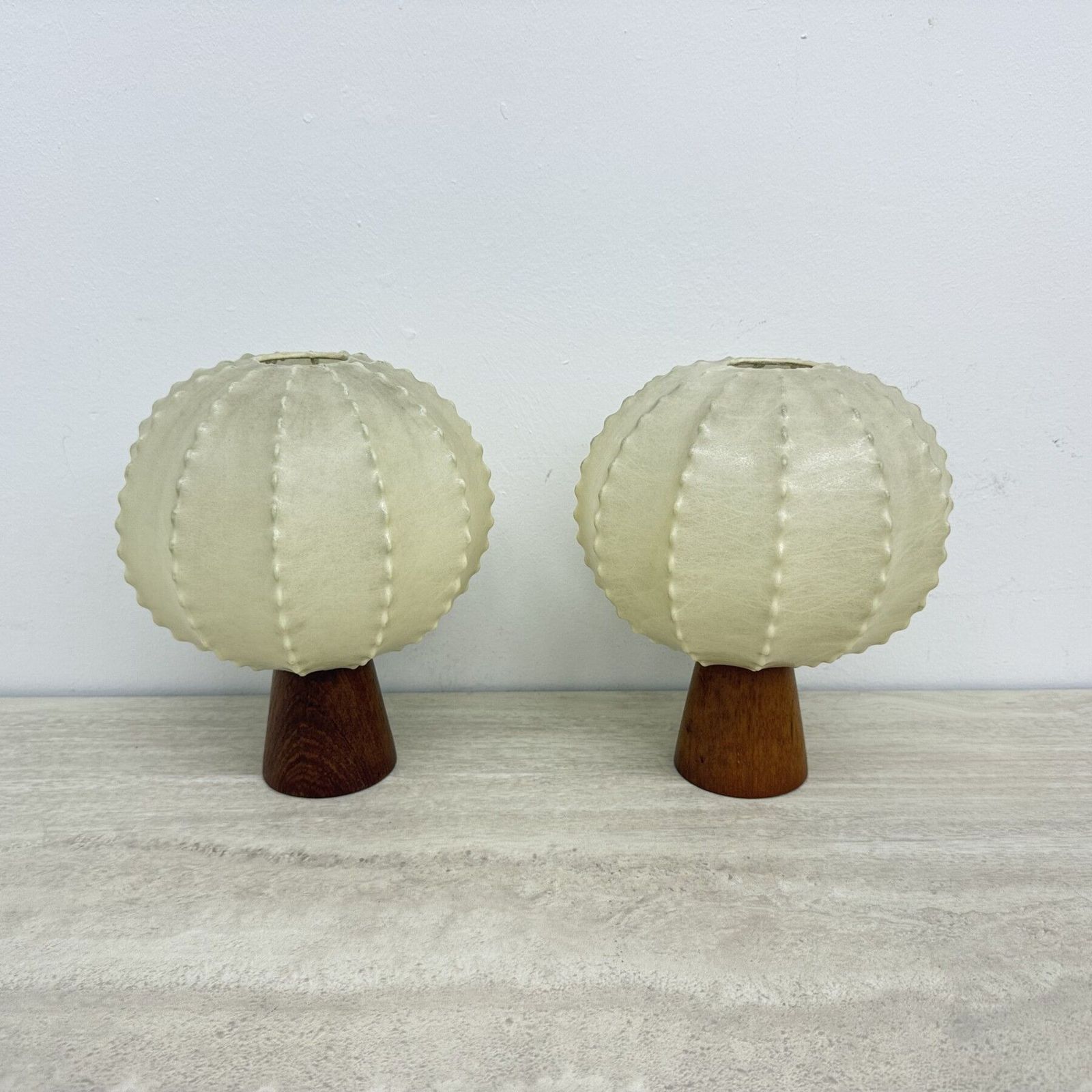 Paar Goldkant Leuchten Cocoon tafellampen met teakhouten voet, jaren 1970 photo 904.0