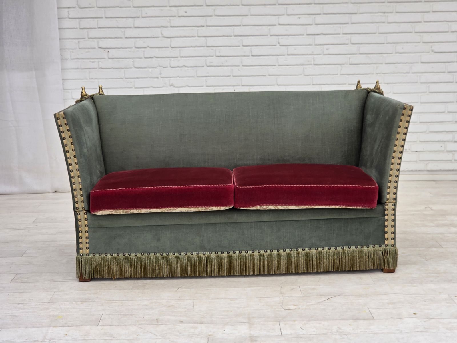 Deens 2-zits "Spanish" sofa met neerklapbare armleuningen, jaren 1970, groen en rood velours. photo for sale