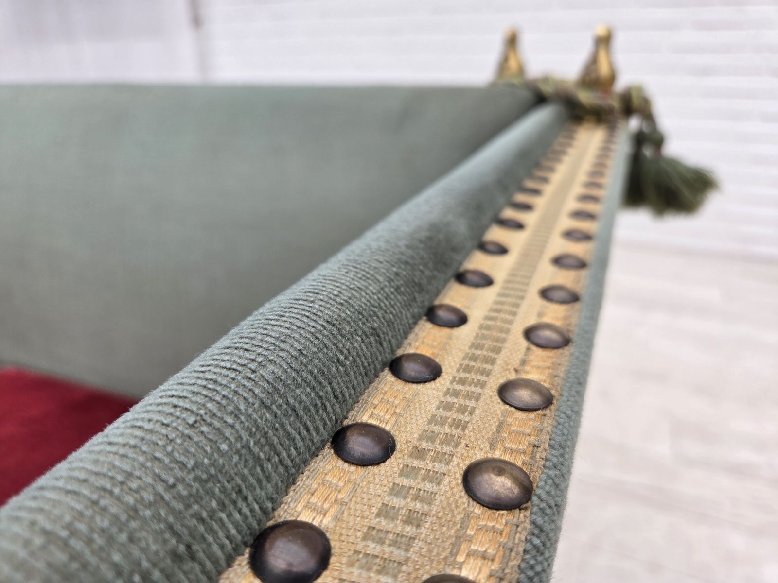 Deens 2-zits "Spanish" sofa met neerklapbare armleuningen, jaren 1970, groen en rood velours. photo vinterior