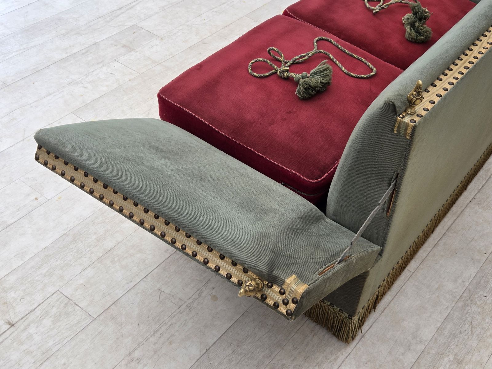 photo for sale Deens 2-zits "Spanish" sofa met neerklapbare armleuningen, jaren 1970, groen en rood velours.