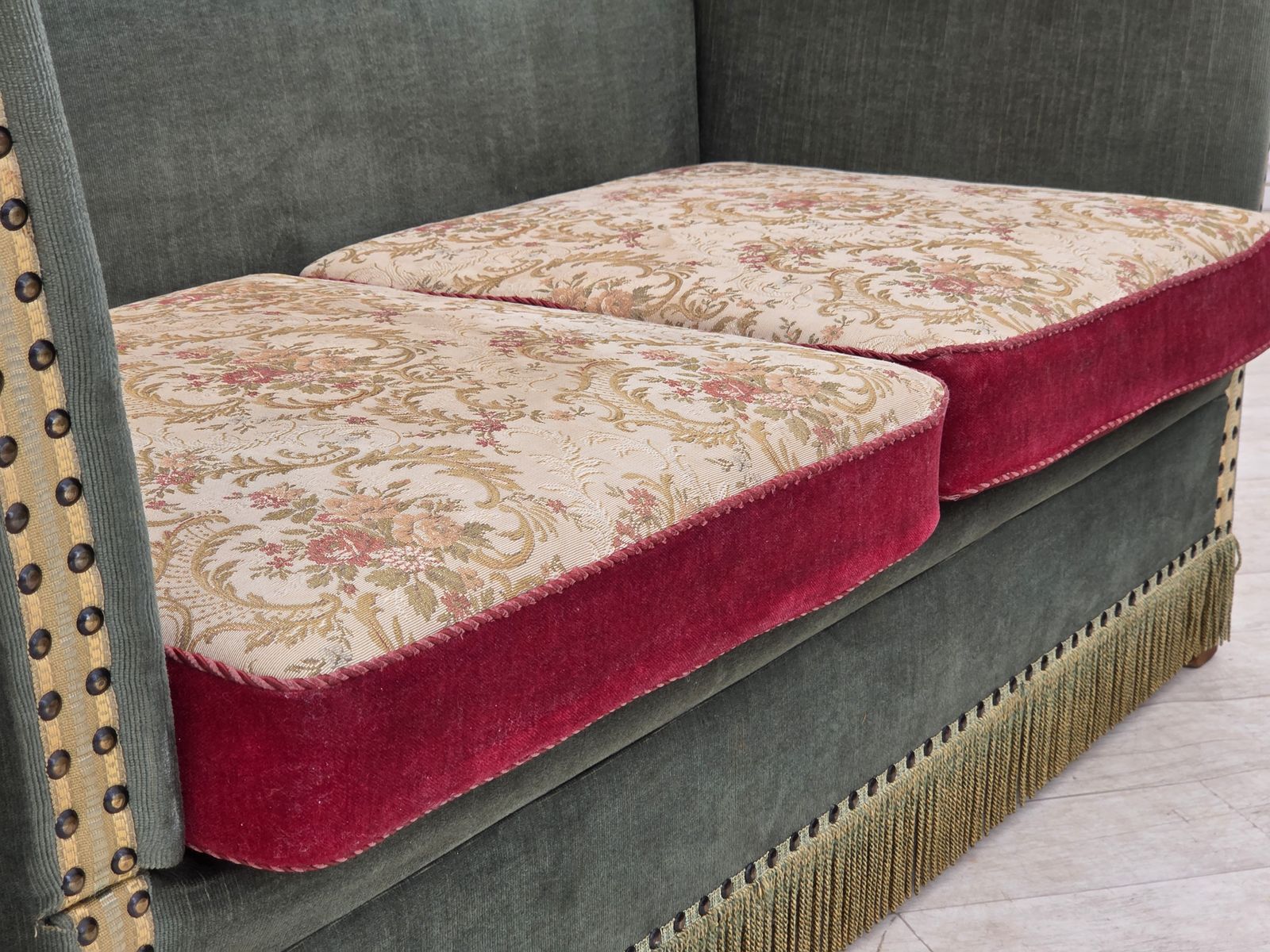 photo buy Deens 2-zits "Spanish" sofa met neerklapbare armleuningen, jaren 1970, groen en rood velours.