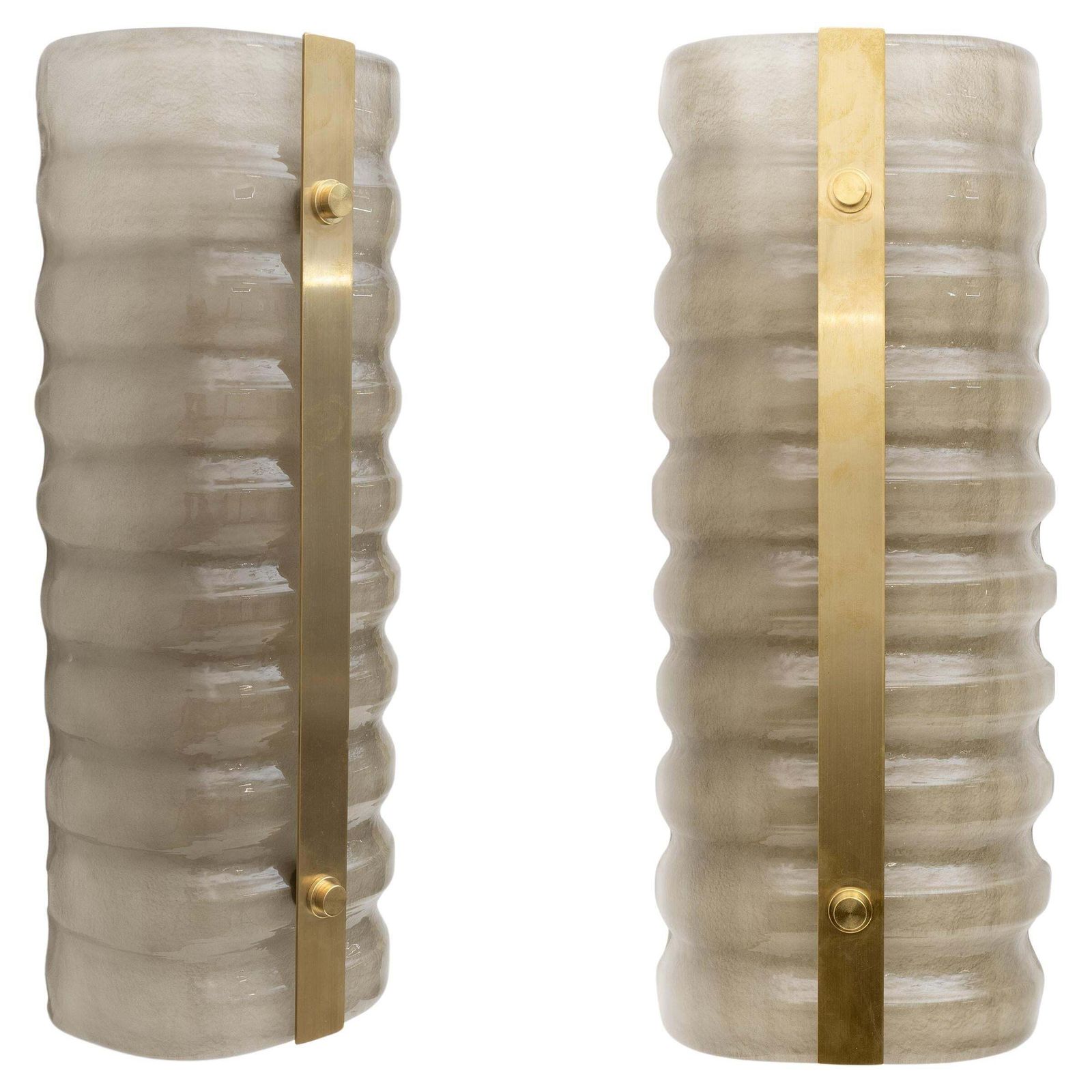Paar moderne Italiaanse wandlampen van messing en gerookt Murano-glas