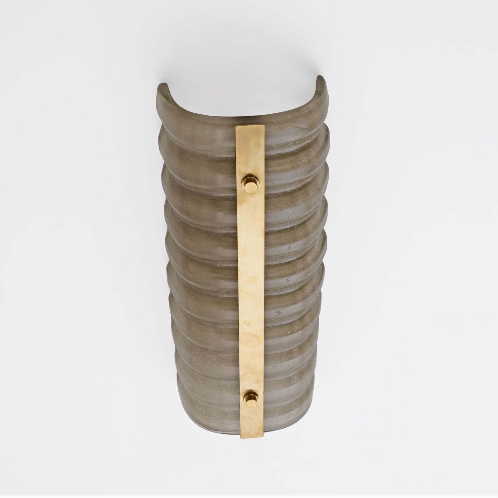 Paar moderne Italiaanse wandlampen van messing en gerookt Murano-glas photo vinterior