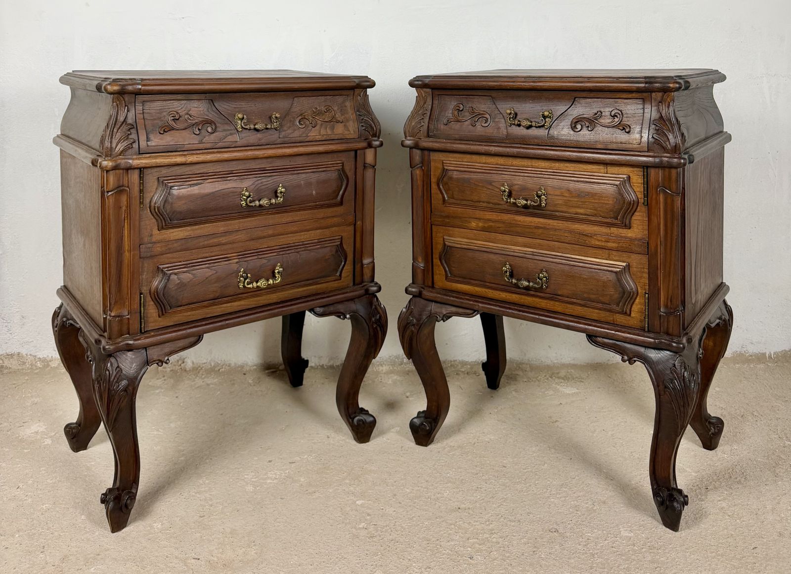 Paar Franse Louis XV-stijl houten nachtkastjes, 20e eeuw photo vinterior
