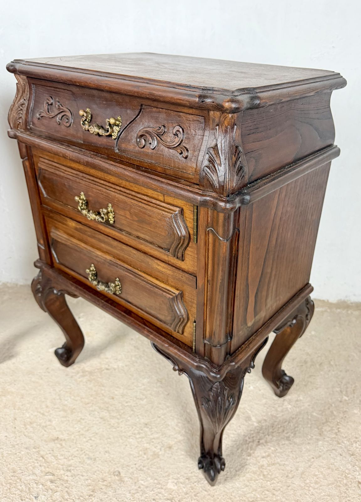 photo furniture Paar Franse Louis XV-stijl houten nachtkastjes, 20e eeuw