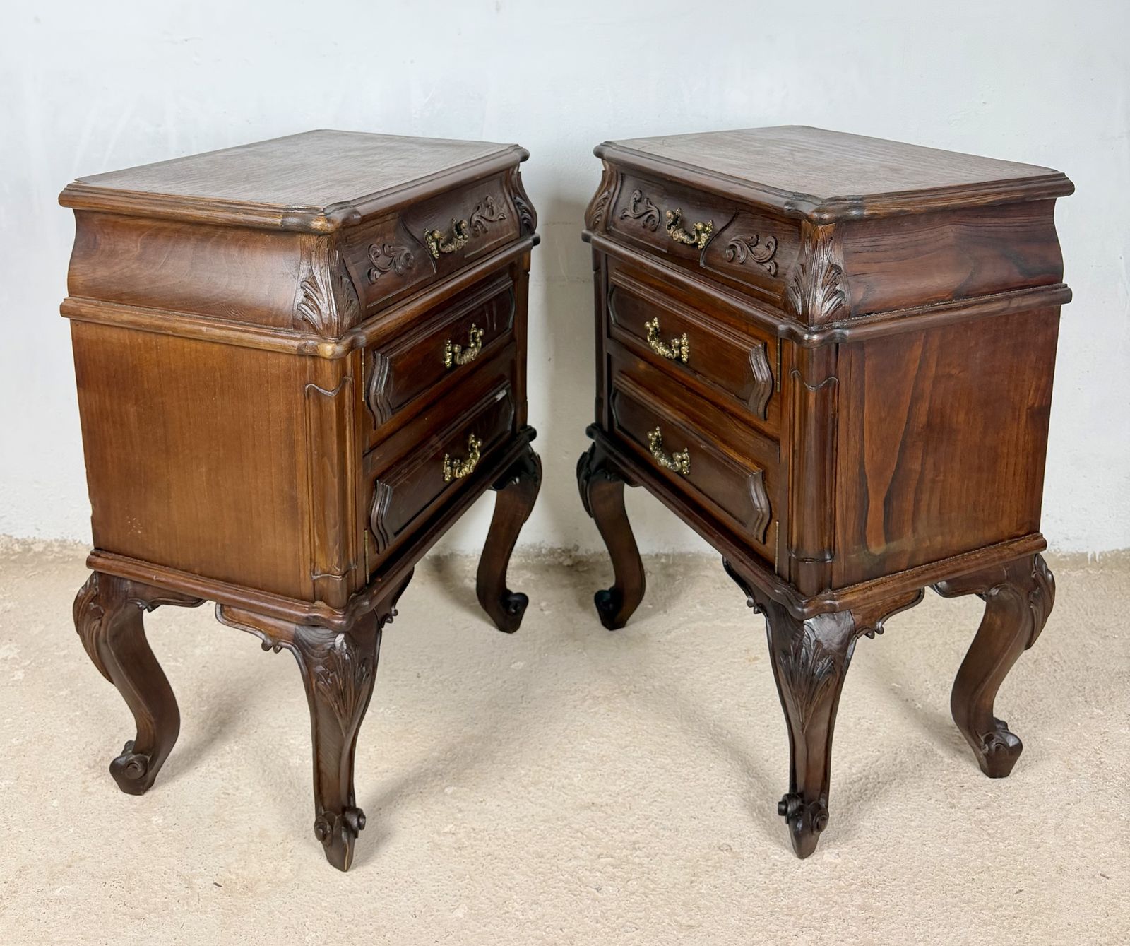 2520.0 Paar Franse Louis XV-stijl houten nachtkastjes, 20e eeuw photo