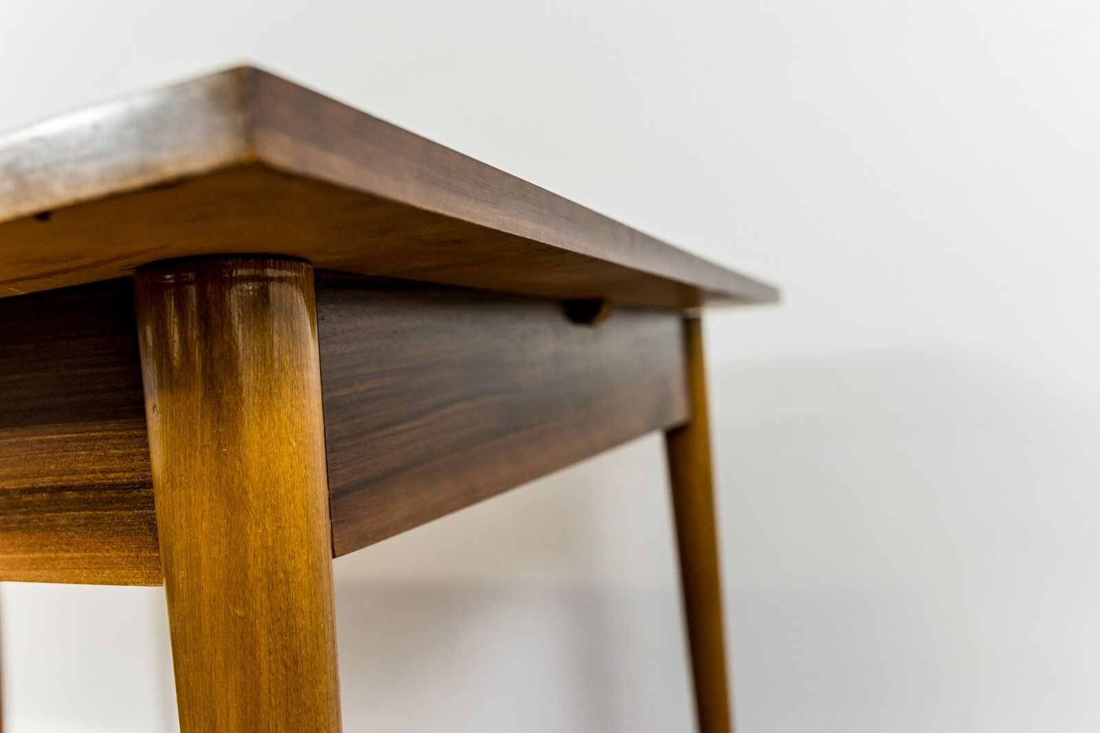 photo for sale Mid-Century uitschuifbare eettafel in walnoot, jaren 1960