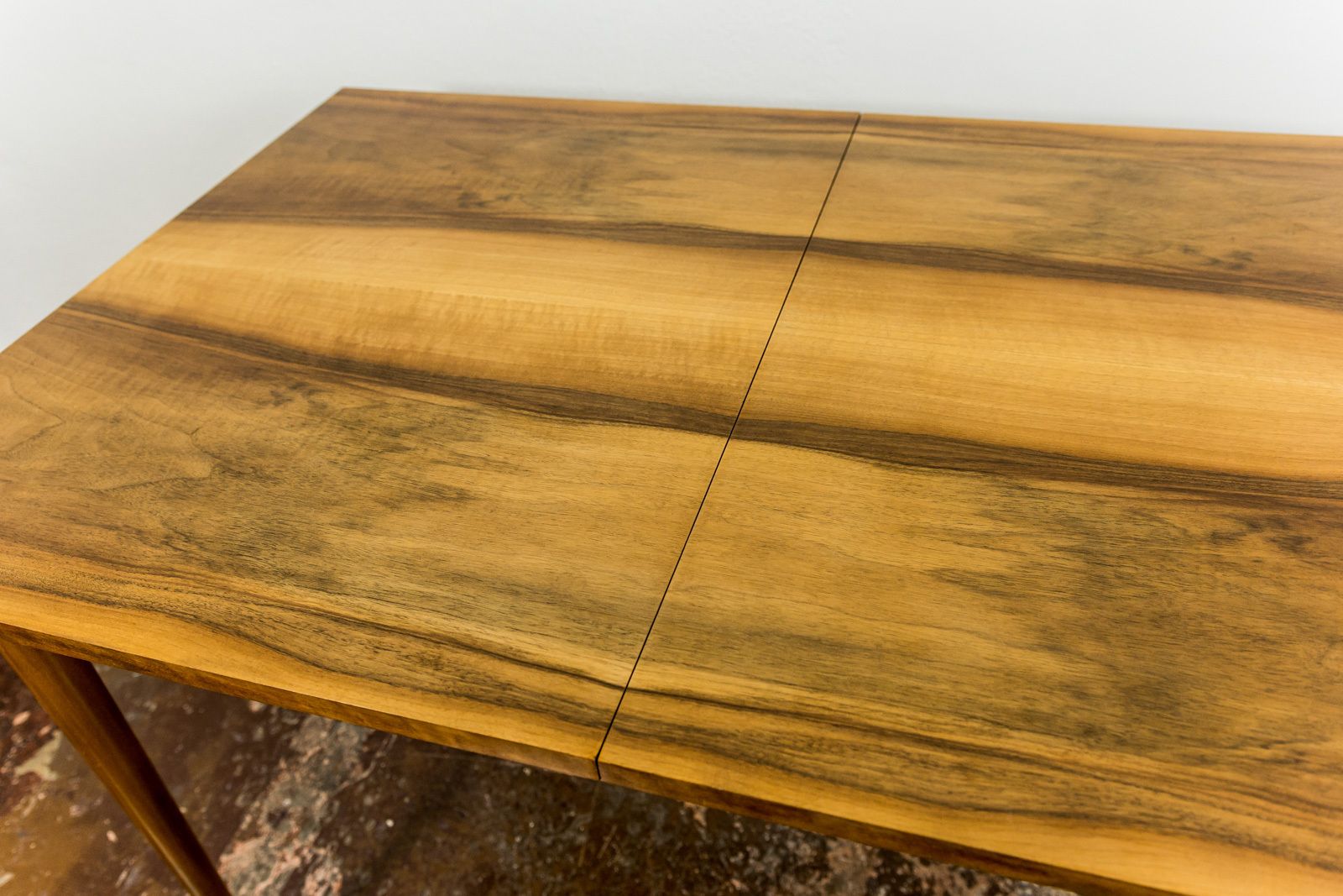 Meubels Mid-Century uitschuifbare eettafel in walnoot, jaren 1960 photo