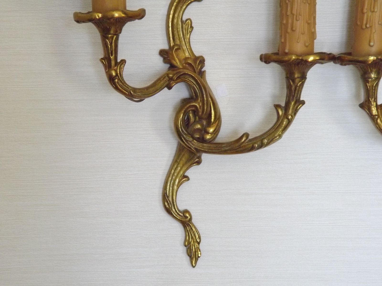 Stel van elegante Franse bronzen wandkandelaars met tegengestelde acanthusbladeren – dubbele uitvoering photo vinterior