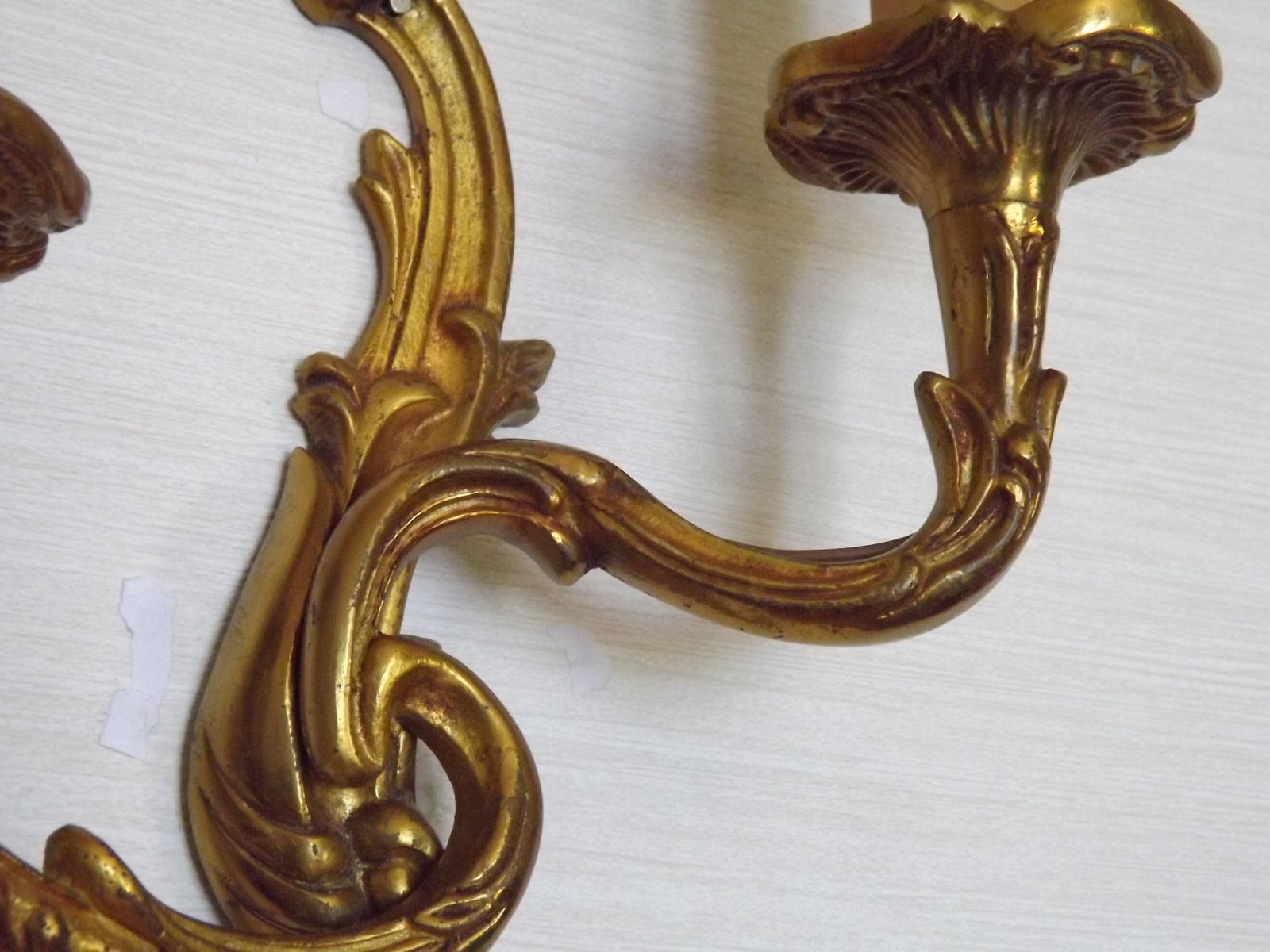 165.0 Stel van elegante Franse bronzen wandkandelaars met tegengestelde acanthusbladeren – dubbele uitvoering photo