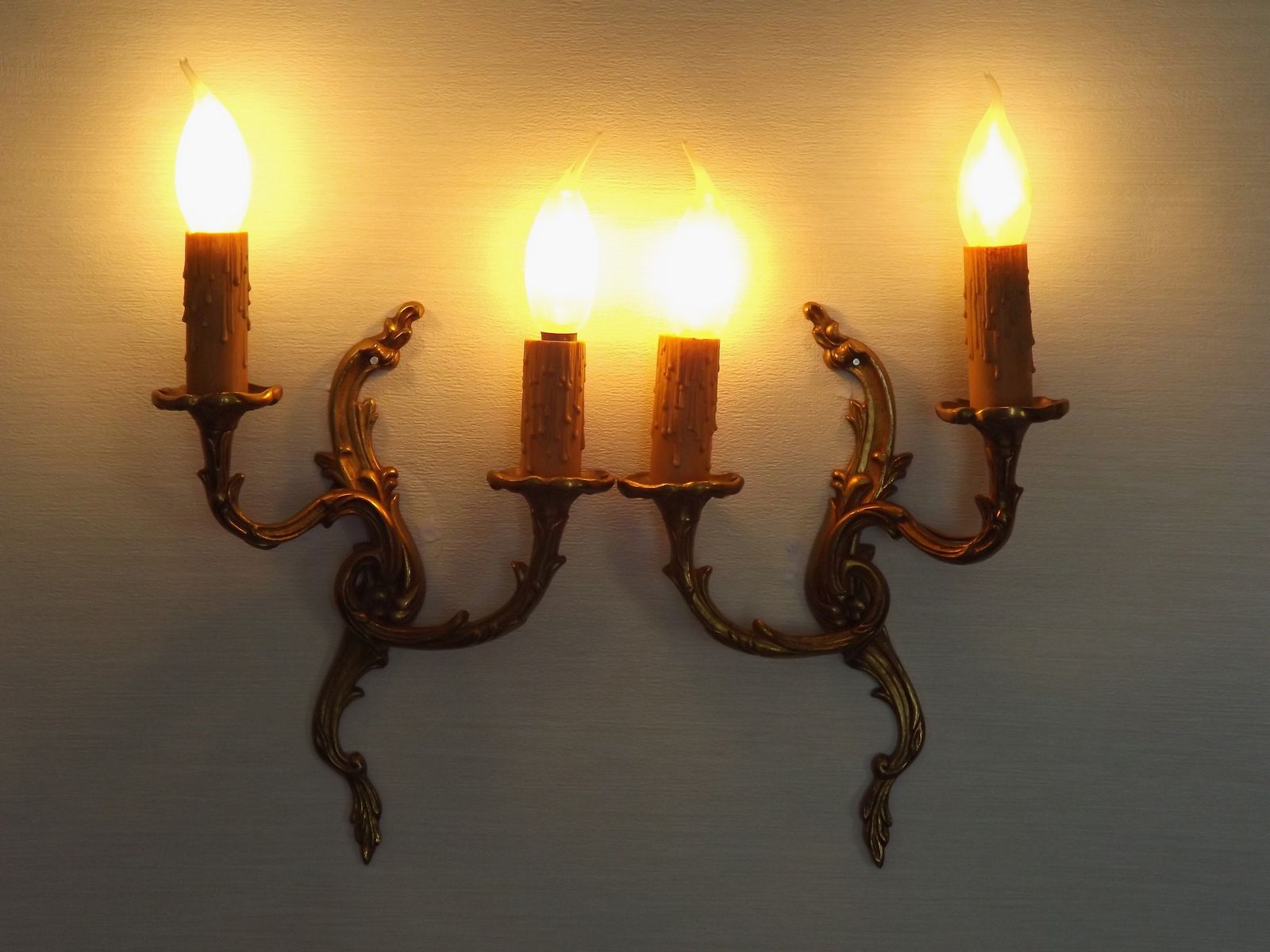 photo vintage Stel van elegante Franse bronzen wandkandelaars met tegengestelde acanthusbladeren – dubbele uitvoering