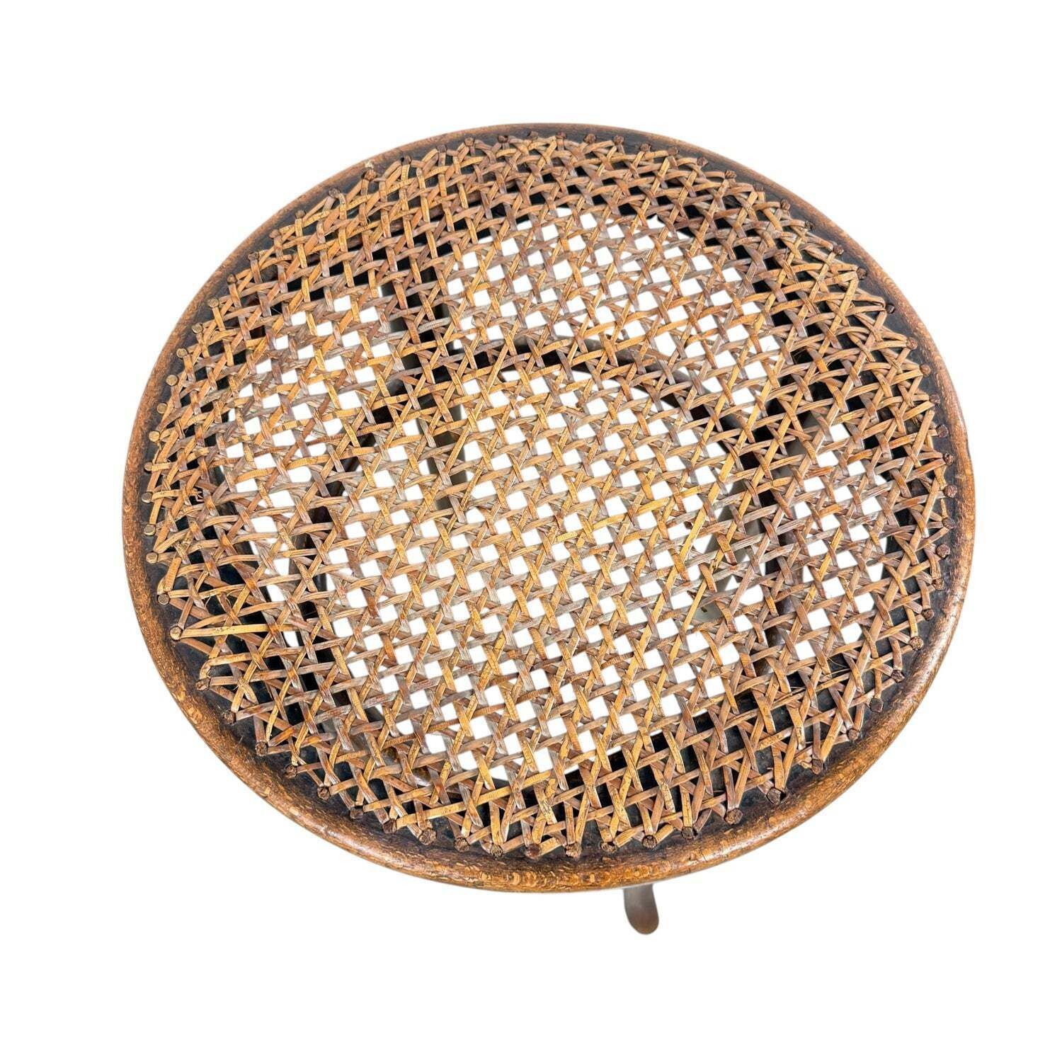 Set van 2 antieke Thonet bentwood krukken met rieten zittingen photo Meubels