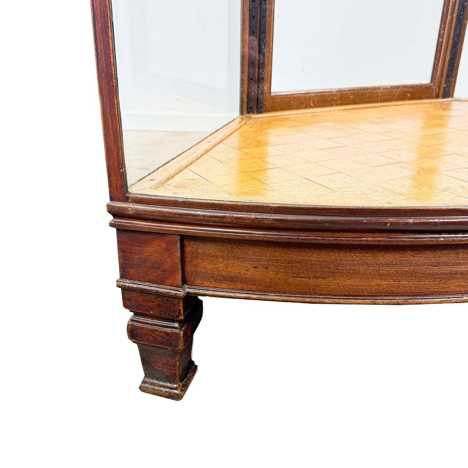 Antieke vitrinekast met gebogen glas, winkeltoonbank photo Meubels