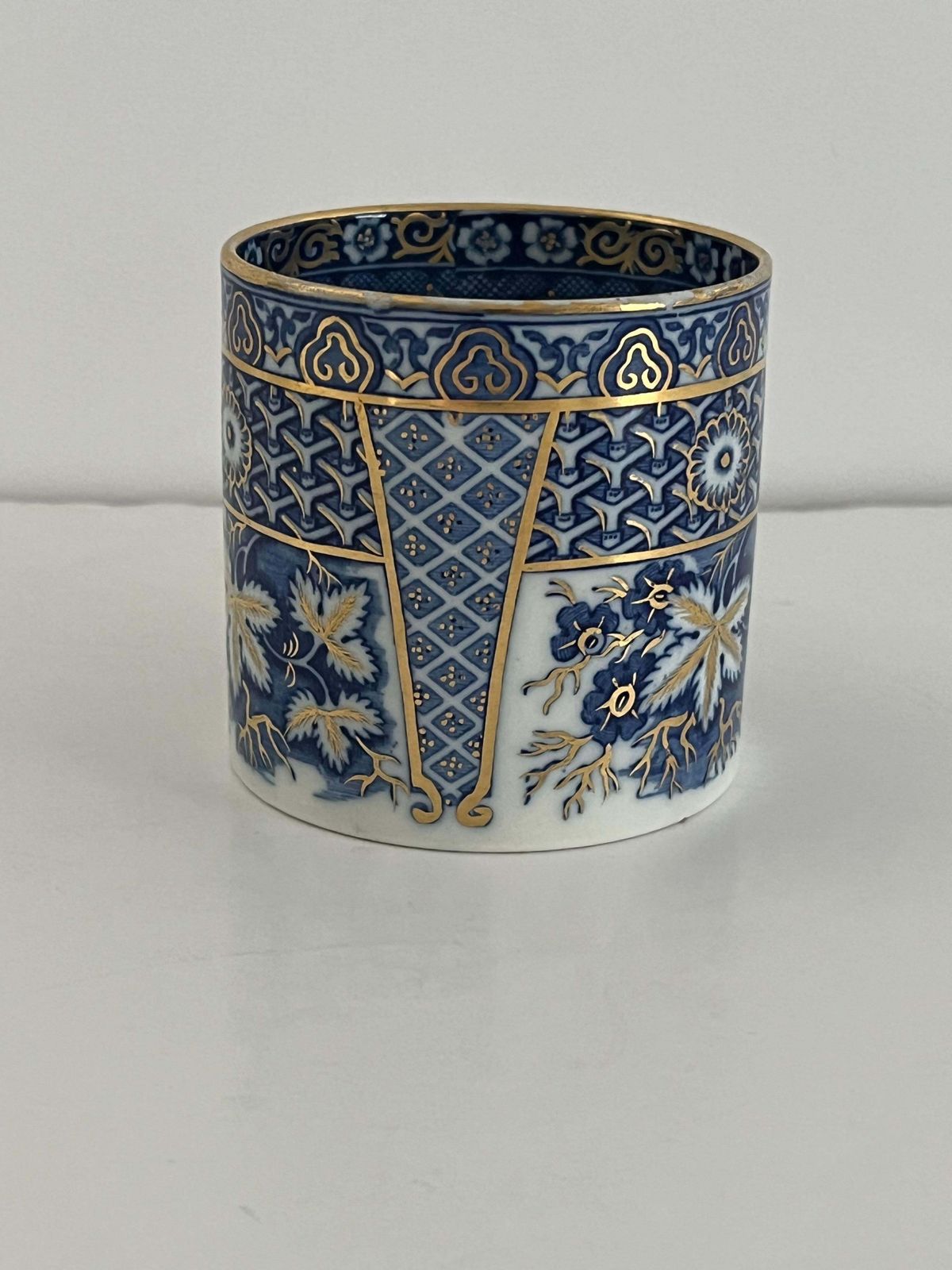 Georgisch Wedgwood koffiekopje, fijn handgeschilderd patroon, ingegraveerd merk, ca. 1805 photo furniture