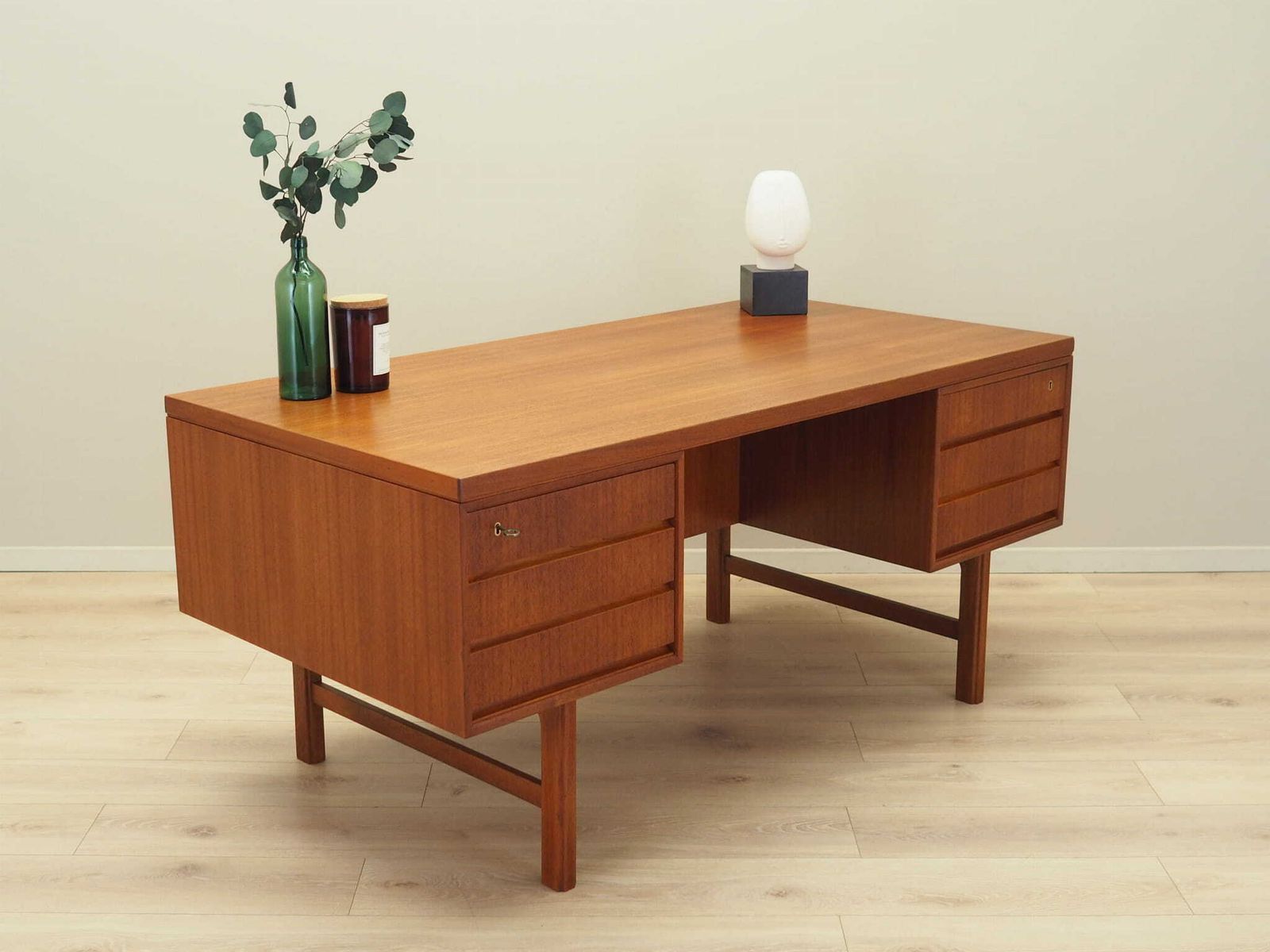 Teak Desk, Danish Design, 1970s, Production: Denmark photo vinterior