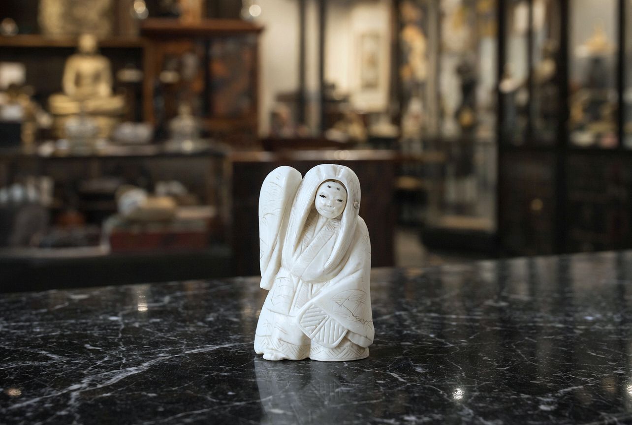 Set van drie netsuke-sculpturen – Draaiend gezicht – Japan, Meiji-periode (1868–1912) photo buy