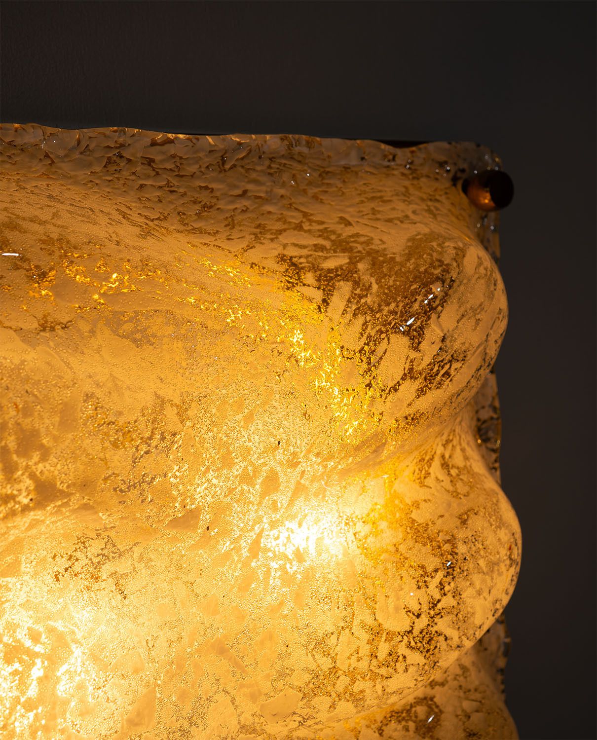 Sculpturele Murano ijsglas wandlamp met messing achterplaat, Italië, jaren 1970 photo vinterior
