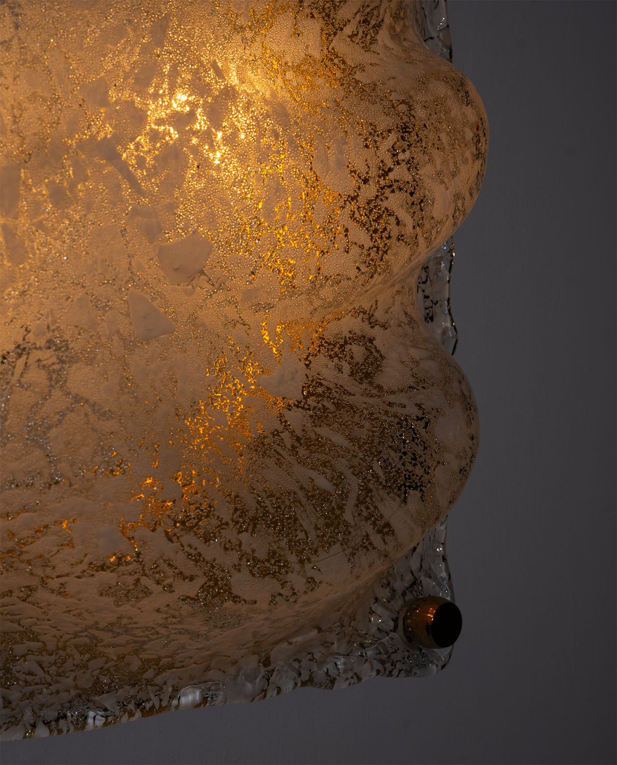 photo furniture Sculpturele Murano ijsglas wandlamp met messing achterplaat, Italië, jaren 1970