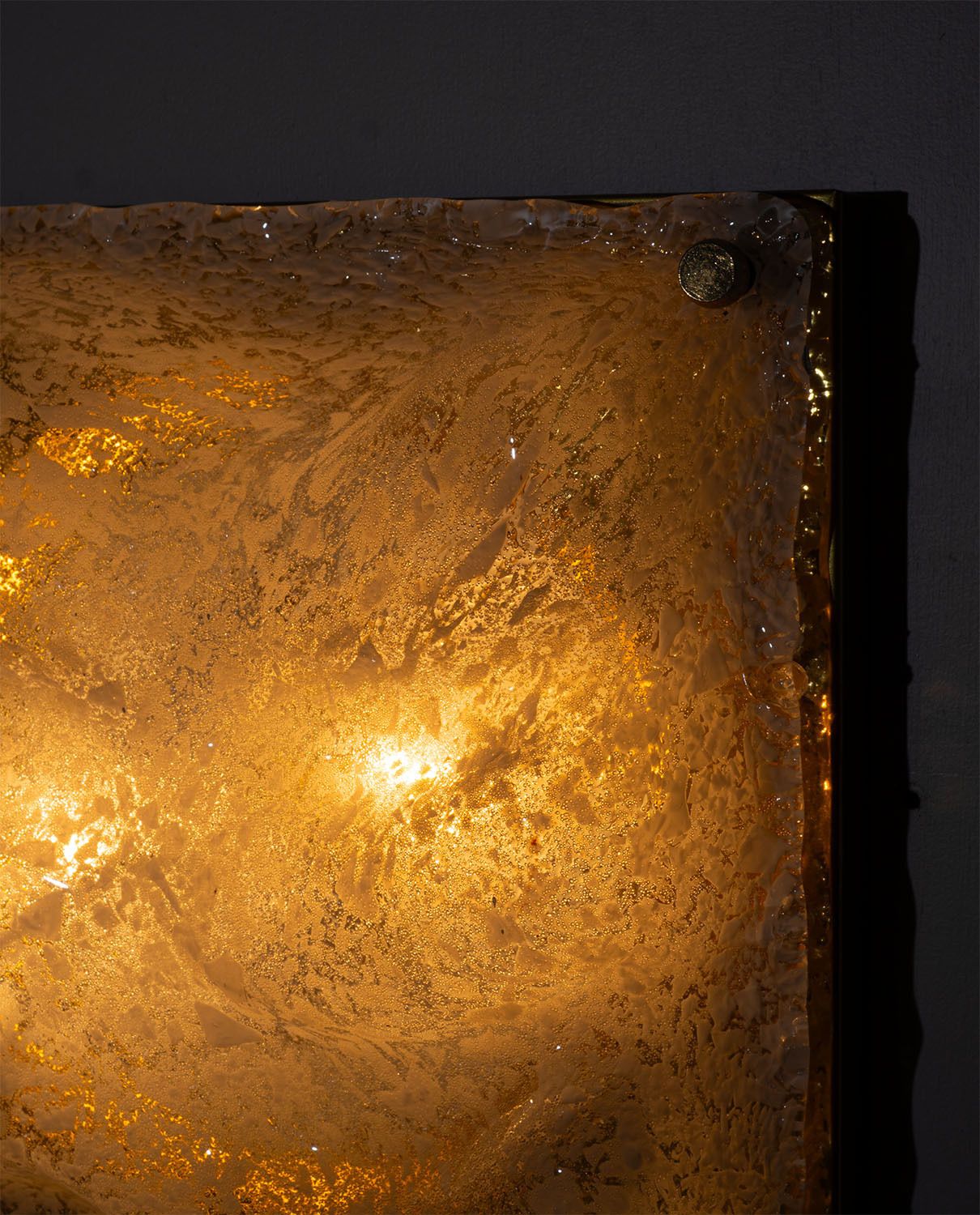 Verlichting Sculpturele Murano ijsglas wandlamp met messing achterplaat, Italië, jaren 1970 photo