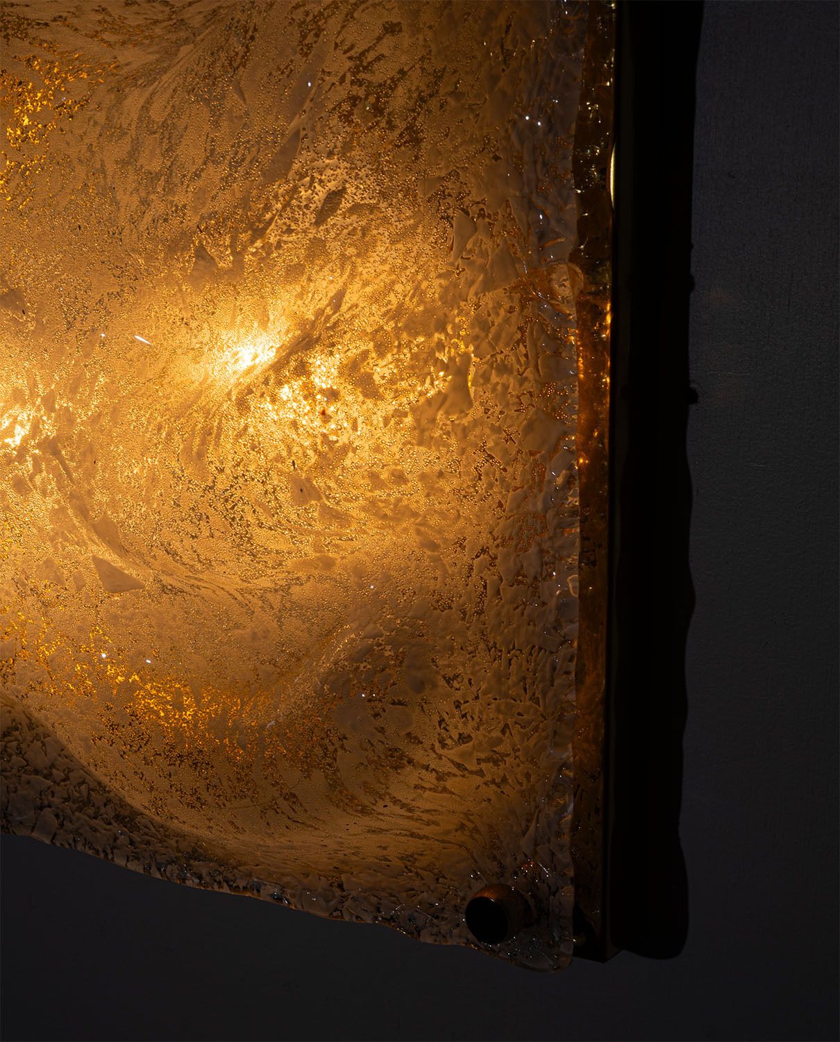 900.0 Sculpturele Murano ijsglas wandlamp met messing achterplaat, Italië, jaren 1970 photo
