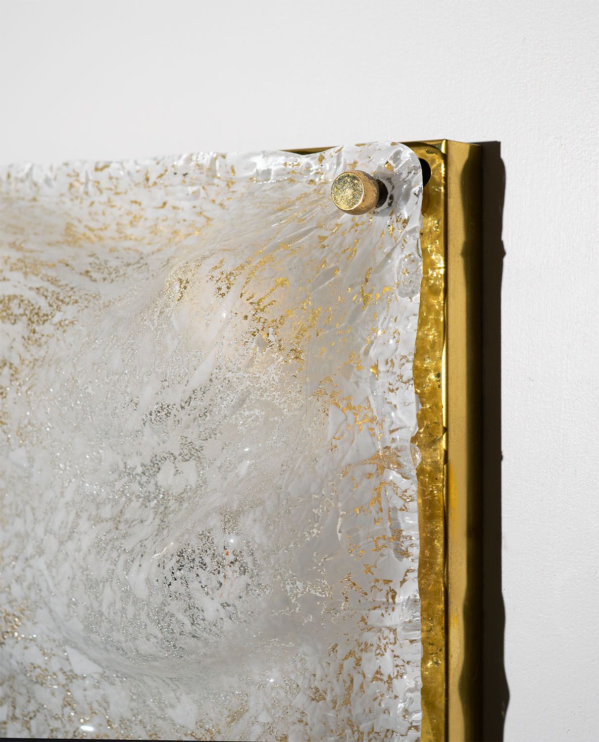 photo vinterior Sculpturele Murano ijsglas wandlamp met messing achterplaat, Italië, jaren 1970