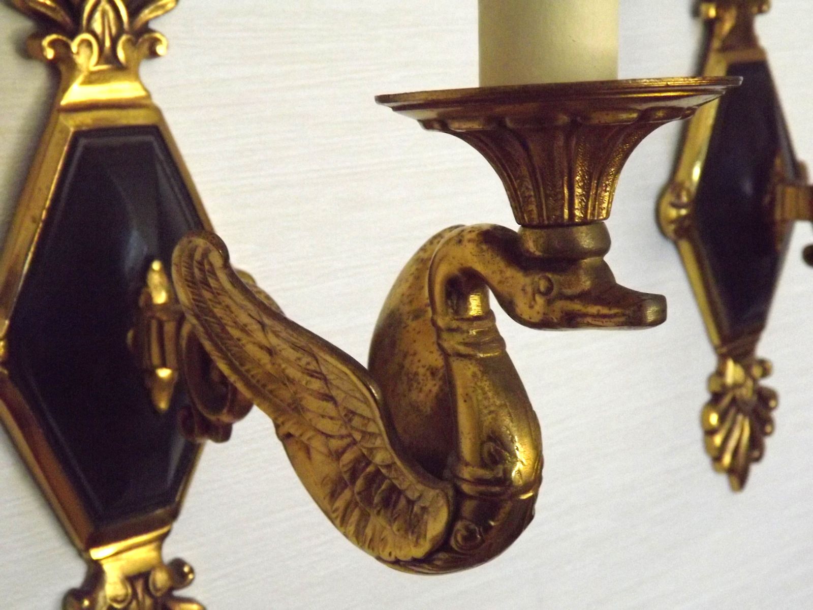 photo vinterior Uitzonderlijk paar Franse Empire bronzen wandlampen met gevleugelde zwanenarmen