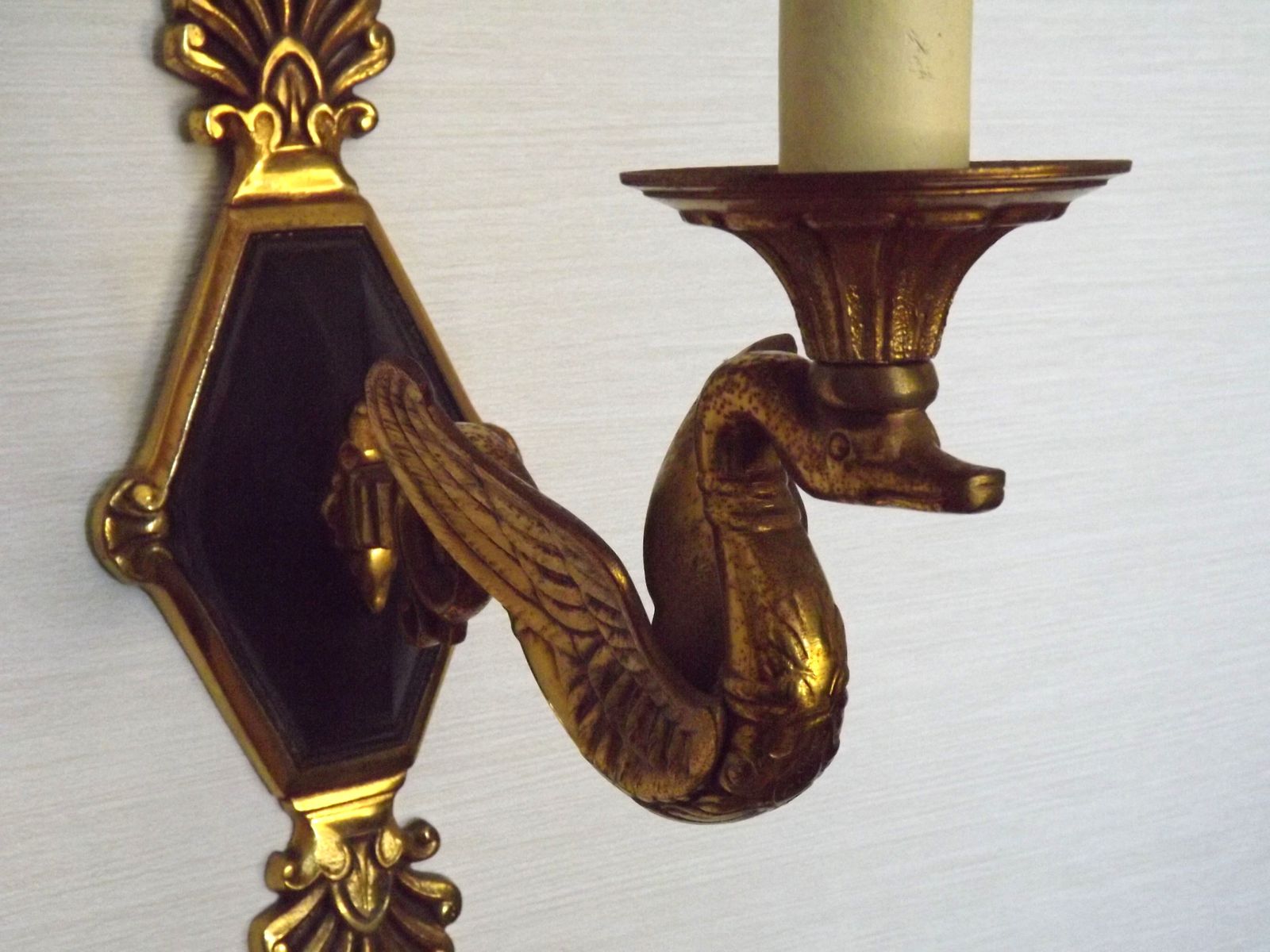 photo buy Uitzonderlijk paar Franse Empire bronzen wandlampen met gevleugelde zwanenarmen