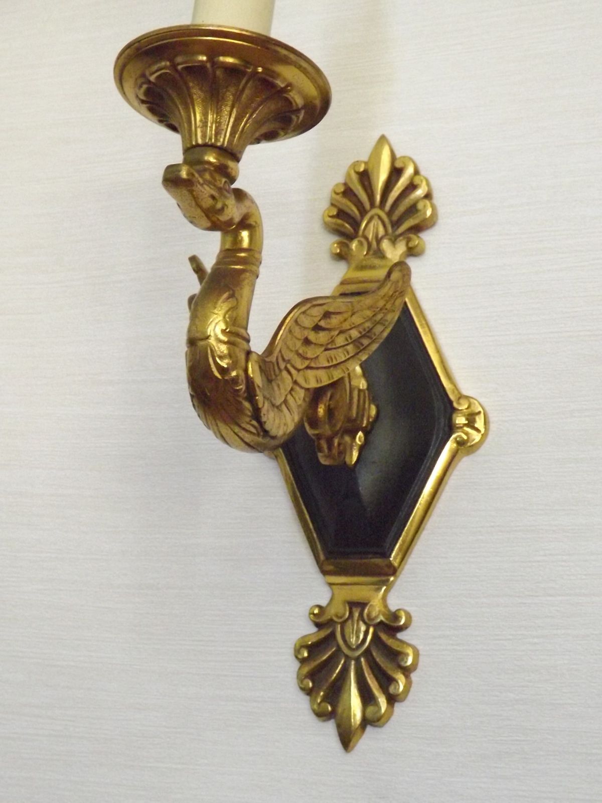 photo furniture Uitzonderlijk paar Franse Empire bronzen wandlampen met gevleugelde zwanenarmen