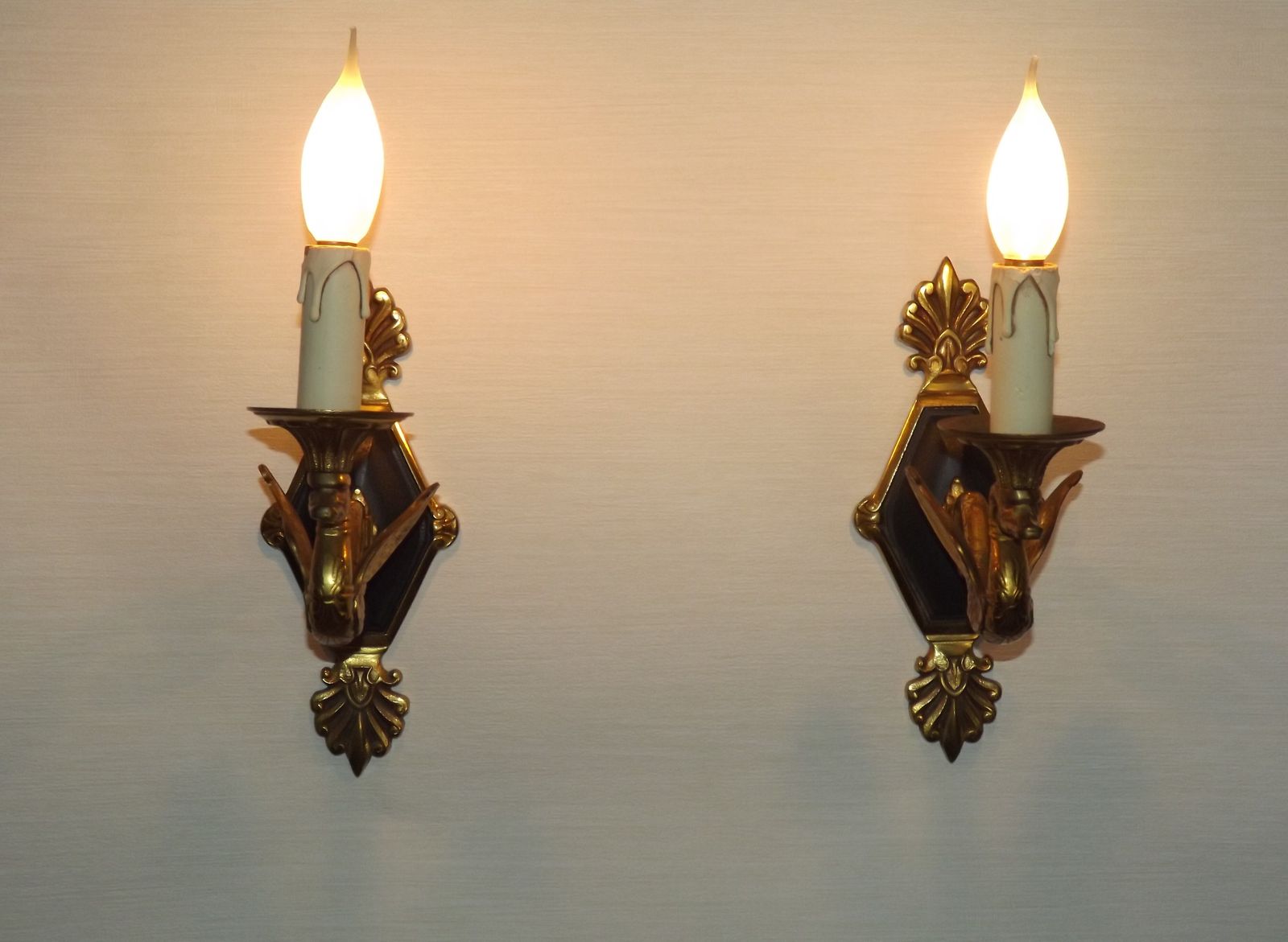 Uitzonderlijk paar Franse Empire bronzen wandlampen met gevleugelde zwanenarmen photo for sale