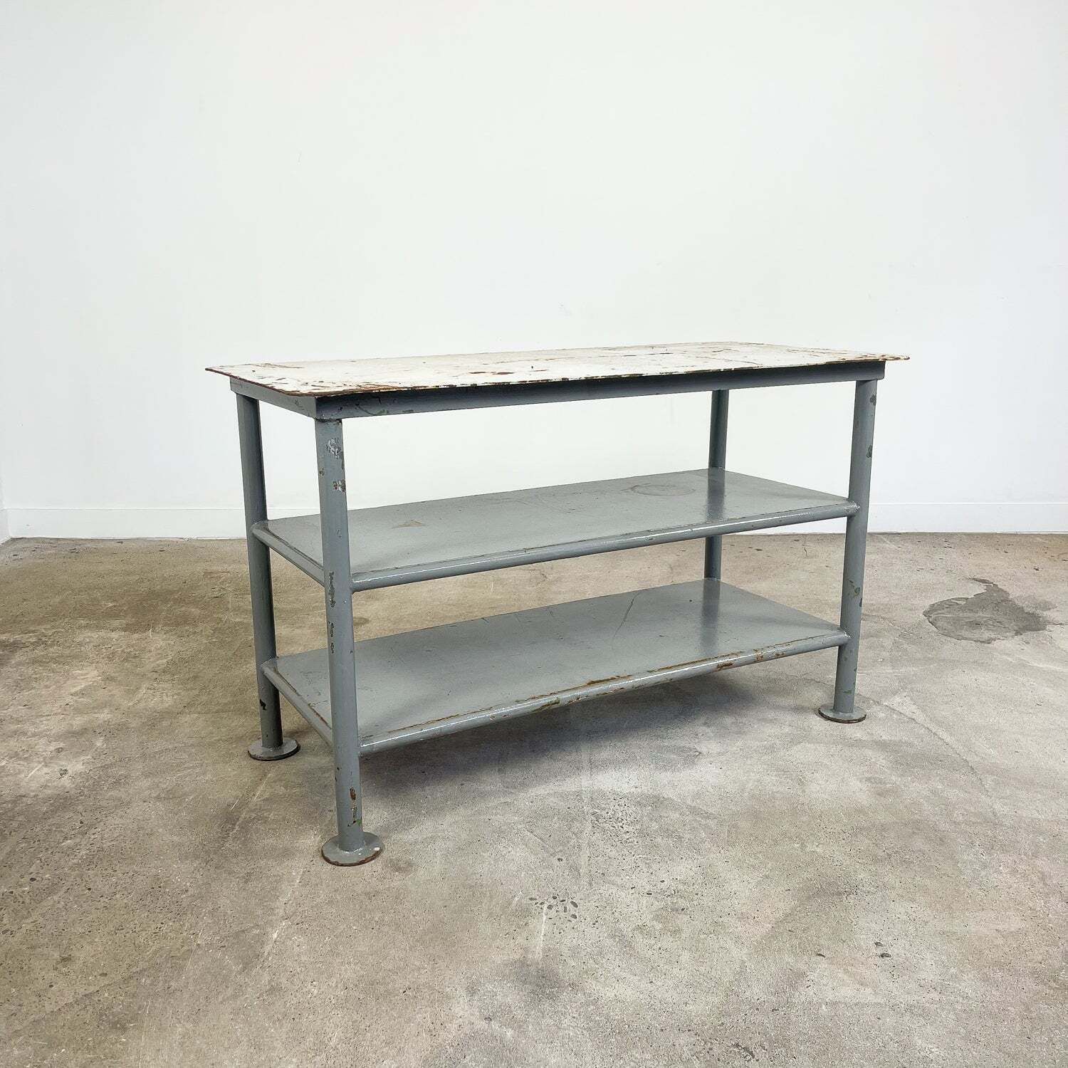 Industriële metalen werktafel met drie niveaus photo for sale