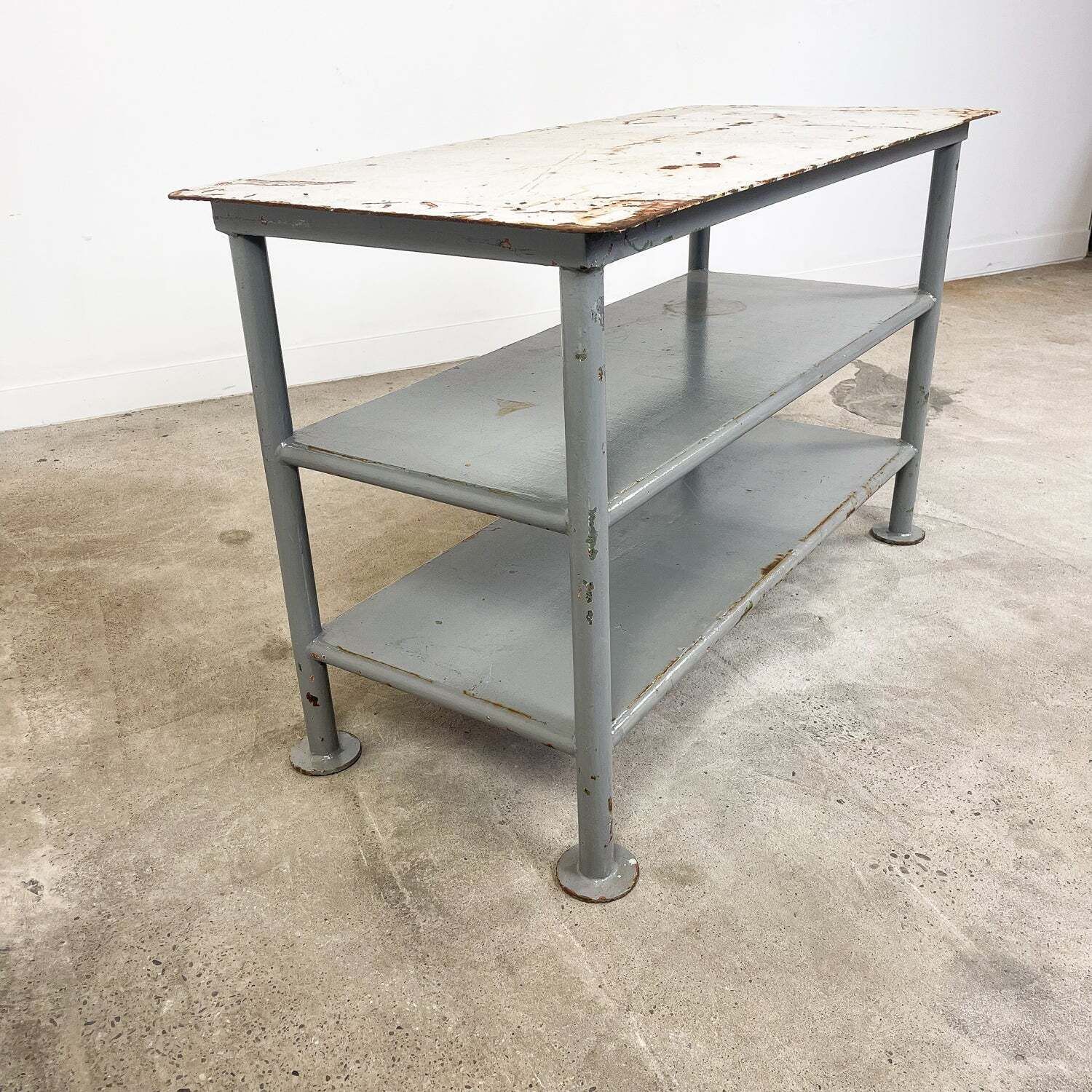 Industriële metalen werktafel met drie niveaus photo 397.0