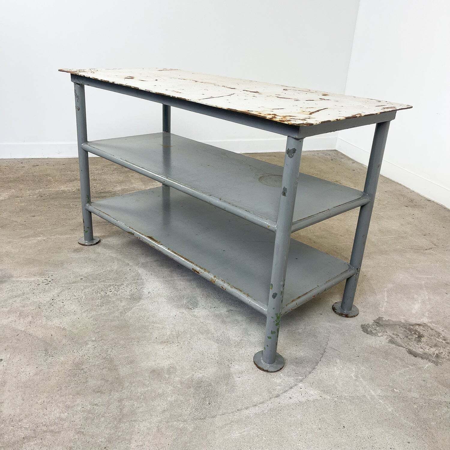 Industriële metalen werktafel met drie niveaus photo vinterior